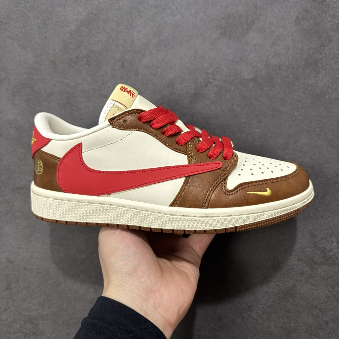 【定制版】Jordan 1 Low 马年限定 倒勾低帮休闲版本 原厂全头层皮 大厂纯原品质出货 纯正版型 定制鞋盒 皮料切割干净无任何毛边 细节完美 超高清洁度 货号：YF9511-500 尺码：36 36.5 37.5 38 38.5 39 40 40.5 41 42 42.5 43 44 44.5 45-选品中心