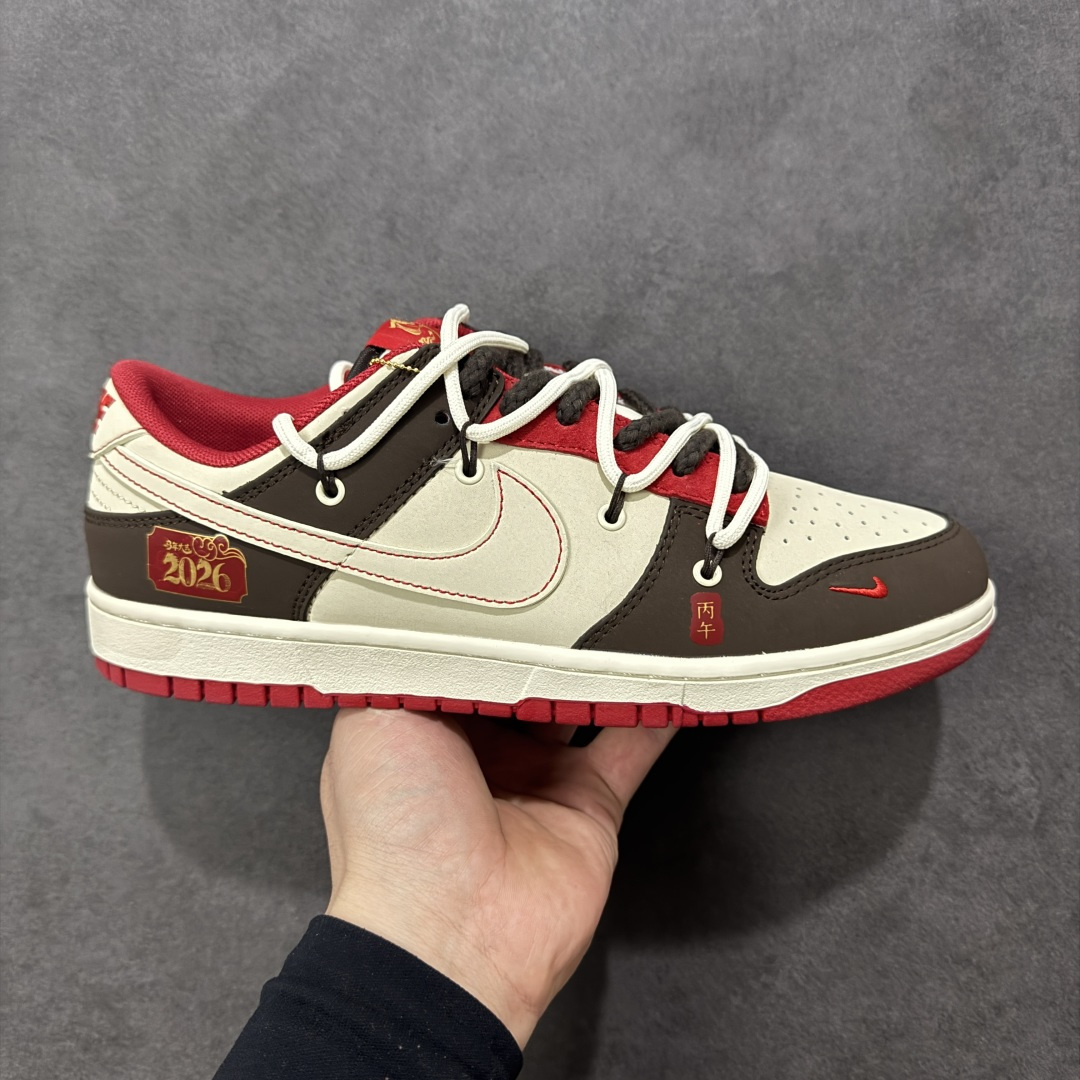 NO:711581,Local stores support [Customized version] 2026 Year of the Horse limited SB Dunk Low is so fashionable!  The retro color combination of off-white and burgundy + black brings a New Year atmosphere. The shoe body is full of 2026 relief and pony pendant details, and the texture is full of texture. The classic low-cut shoe shape is suitable for all kinds of wear, and the soft elastic midsole is super comfortable for walking. It is very suitable for daily outings or collections. It can directly grasp the trendy C position on the feet during the New Year!  Product No. YX5066-C68 Size36 36.5 37.5 38 38.5 39 40 40.5 41 42 42.5 43 44 44.5 45 Code HXSB350360,19860909本地 支持放店【定制版】2026马年限定SB Dunk Low太戳潮人了！米白撞酒红+黑色的复古配色,自带新年氛围感,鞋身2026浮雕和小马挂坠细节拉满,质感直接拉满.经典低帮鞋型适配各种穿搭,软弹中底走路超舒服,不管是日常出街还是收藏都超合适,新年上脚直接拿捏潮流C位！ 货号YX5066-C68 Size36 36.5 37.5 38 38.5 39 40 40.5 41 42 42.5 43 44 44.5 45 编码HXSB350360,,Men's shoes