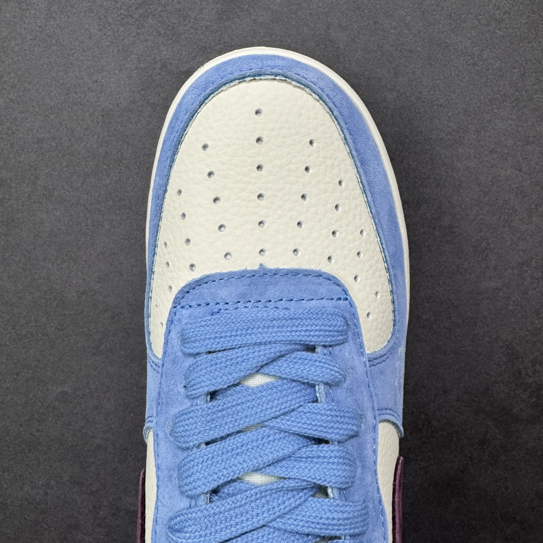 图片[8]-【定制版】美式复古潮流！Nike Air Force 1 Low（冠军联名）空军一号 爆款高端定制 采用白、浅蓝、酒红三色拼接，营造清新复古的视觉效果，契合当下潮流审美。 鞋身主体为白色荔枝纹皮革，鞋头与鞋帮部分使用浅蓝麂皮，质感层次分明。 酒红色Swoosh上印有Champion品牌标识，后跟与鞋身侧面也点缀了冠军的经典“C”标与品牌字样，强化联名！ 浅蓝麂皮撞色酒红，街头氛围感直接拉满，自带潮流buff！ 货号：BK1916-010 尺码：36 36.5 37.5 38 38.5 39 40 40.5 41 42 42.5 43 44 44.5 45-选品中心