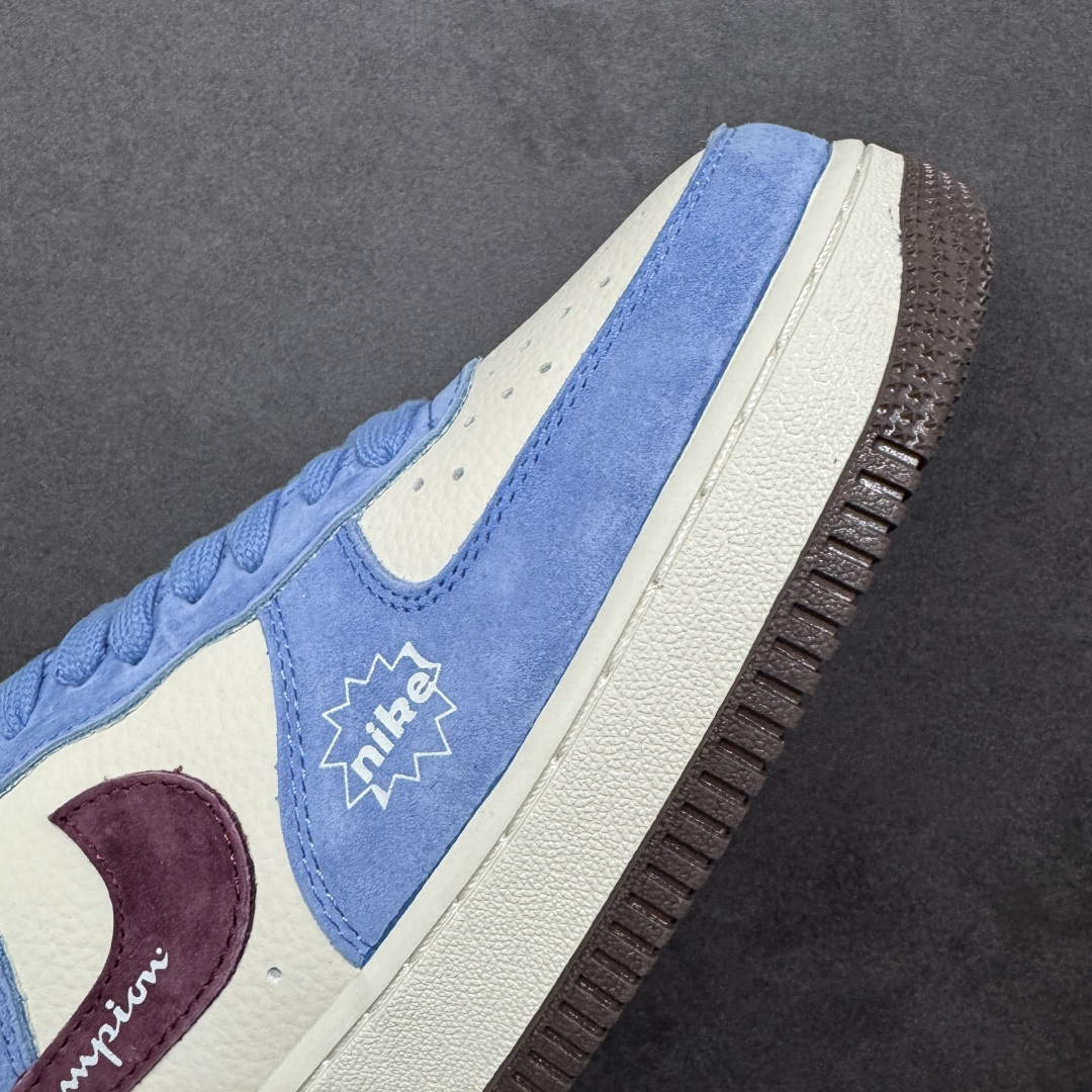图片[5]-【定制版】美式复古潮流！Nike Air Force 1 Low（冠军联名）空军一号 爆款高端定制 采用白、浅蓝、酒红三色拼接，营造清新复古的视觉效果，契合当下潮流审美。 鞋身主体为白色荔枝纹皮革，鞋头与鞋帮部分使用浅蓝麂皮，质感层次分明。 酒红色Swoosh上印有Champion品牌标识，后跟与鞋身侧面也点缀了冠军的经典“C”标与品牌字样，强化联名！ 浅蓝麂皮撞色酒红，街头氛围感直接拉满，自带潮流buff！ 货号：BK1916-010 尺码：36 36.5 37.5 38 38.5 39 40 40.5 41 42 42.5 43 44 44.5 45-选品中心