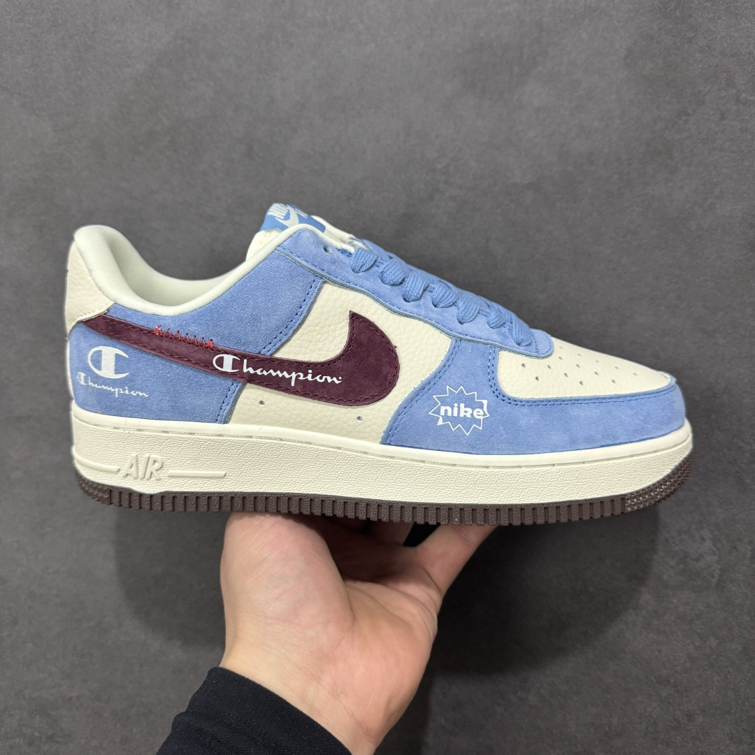 【定制版】美式复古潮流！Nike Air Force 1 Low（冠军联名）空军一号 爆款高端定制 采用白、浅蓝、酒红三色拼接，营造清新复古的视觉效果，契合当下潮流审美。 鞋身主体为白色荔枝纹皮革，鞋头与鞋帮部分使用浅蓝麂皮，质感层次分明。 酒红色Swoosh上印有Champion品牌标识，后跟与鞋身侧面也点缀了冠军的经典“C”标与品牌字样，强化联名！ 浅蓝麂皮撞色酒红，街头氛围感直接拉满，自带潮流buff！ 货号：BK1916-010 尺码：36 36.5 37.5 38 38.5 39 40 40.5 41 42 42.5 43 44 44.5 45-选品中心