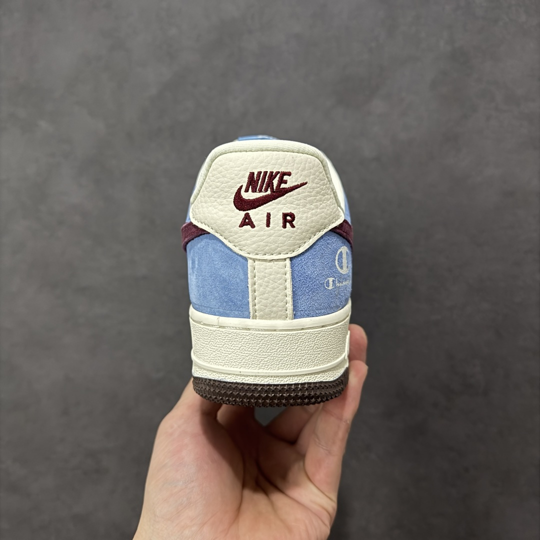 图片[4]-【定制版】美式复古潮流！Nike Air Force 1 Low（冠军联名）空军一号 爆款高端定制 采用白、浅蓝、酒红三色拼接，营造清新复古的视觉效果，契合当下潮流审美。 鞋身主体为白色荔枝纹皮革，鞋头与鞋帮部分使用浅蓝麂皮，质感层次分明。 酒红色Swoosh上印有Champion品牌标识，后跟与鞋身侧面也点缀了冠军的经典“C”标与品牌字样，强化联名！ 浅蓝麂皮撞色酒红，街头氛围感直接拉满，自带潮流buff！ 货号：BK1916-010 尺码：36 36.5 37.5 38 38.5 39 40 40.5 41 42 42.5 43 44 44.5 45-选品中心