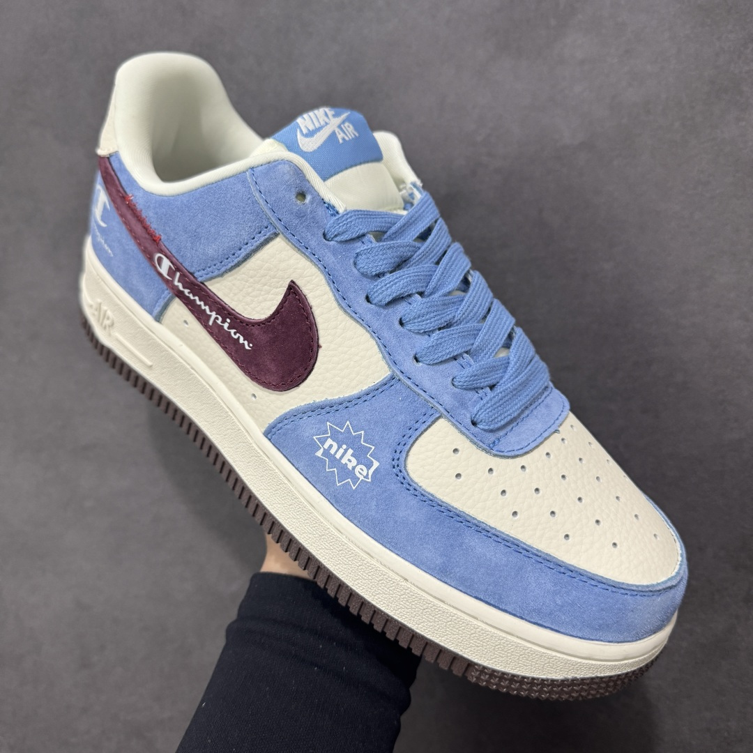 图片[3]-【定制版】美式复古潮流！Nike Air Force 1 Low（冠军联名）空军一号 爆款高端定制 采用白、浅蓝、酒红三色拼接，营造清新复古的视觉效果，契合当下潮流审美。 鞋身主体为白色荔枝纹皮革，鞋头与鞋帮部分使用浅蓝麂皮，质感层次分明。 酒红色Swoosh上印有Champion品牌标识，后跟与鞋身侧面也点缀了冠军的经典“C”标与品牌字样，强化联名！ 浅蓝麂皮撞色酒红，街头氛围感直接拉满，自带潮流buff！ 货号：BK1916-010 尺码：36 36.5 37.5 38 38.5 39 40 40.5 41 42 42.5 43 44 44.5 45-选品中心