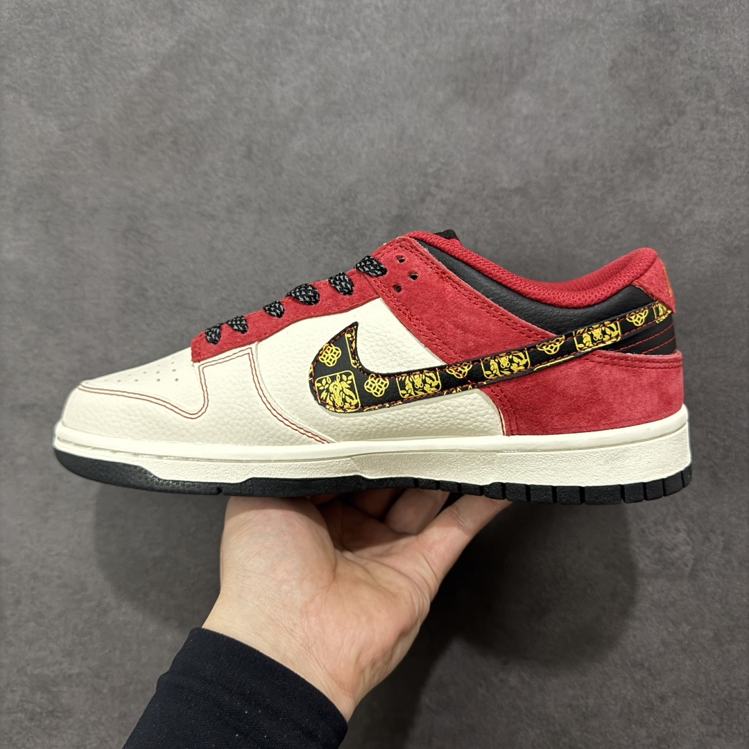 图片[2]-【定制版】Nike SB Dunk Low 马年限定 白红金 高端定制 低帮休闲板鞋  #定制鞋盒 大厂纯原品质出货 超高清洁度 皮料切割干净无任何毛边 细节完美 货号：DS6608-024  尺码：36 36.5 37.5 38 38.5 39 40 40.5 41 42 42.5 43 44 44.5 45-选品中心