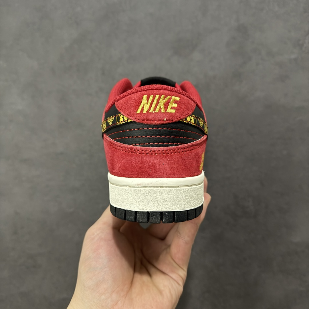 图片[4]-【定制版】Nike SB Dunk Low 马年限定 白红金 高端定制 低帮休闲板鞋  #定制鞋盒 大厂纯原品质出货 超高清洁度 皮料切割干净无任何毛边 细节完美 货号：DS6608-024  尺码：36 36.5 37.5 38 38.5 39 40 40.5 41 42 42.5 43 44 44.5 45-选品中心