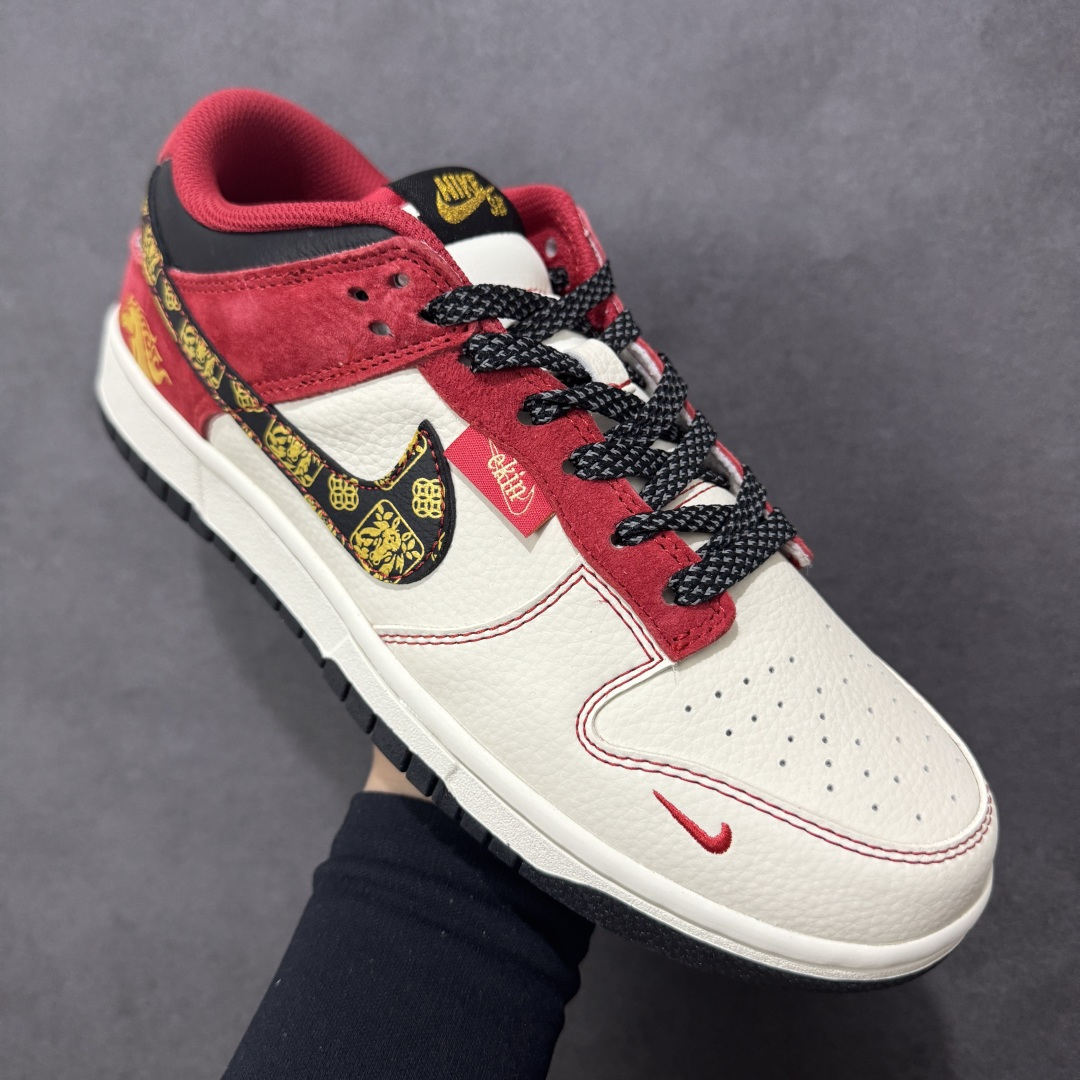 图片[3]-【定制版】Nike SB Dunk Low 马年限定 白红金 高端定制 低帮休闲板鞋  #定制鞋盒 大厂纯原品质出货 超高清洁度 皮料切割干净无任何毛边 细节完美 货号：DS6608-024  尺码：36 36.5 37.5 38 38.5 39 40 40.5 41 42 42.5 43 44 44.5 45-选品中心