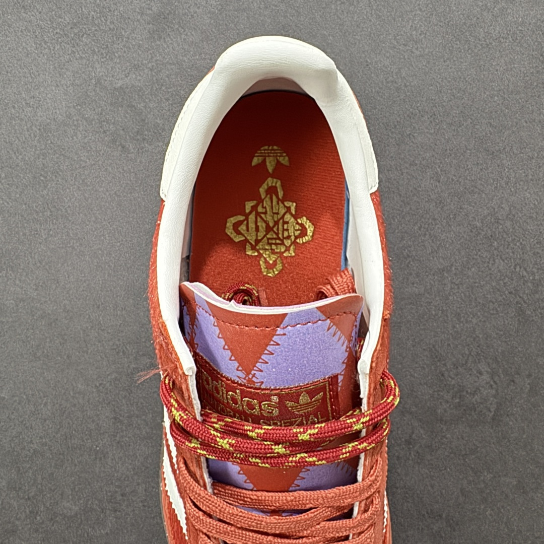 图片[7]-【公司级】阿迪达斯 Adidas HANDBALL SPEZIAL 低帮三叶草学院风复古休闲板鞋 2026新年 马年限定 德训鞋 橡胶底柔软皮革拼接经典运动鞋板鞋。圆头、缝合拼接设计、正面绑带、鞋舌部位附有标贴、经典三条杠装饰鞋侧，承载青春情怀的板鞋。品牌辨识度清晰，牛筋耐磨大底。 货号：KJ6299 尺码：36-45含半码-选品中心