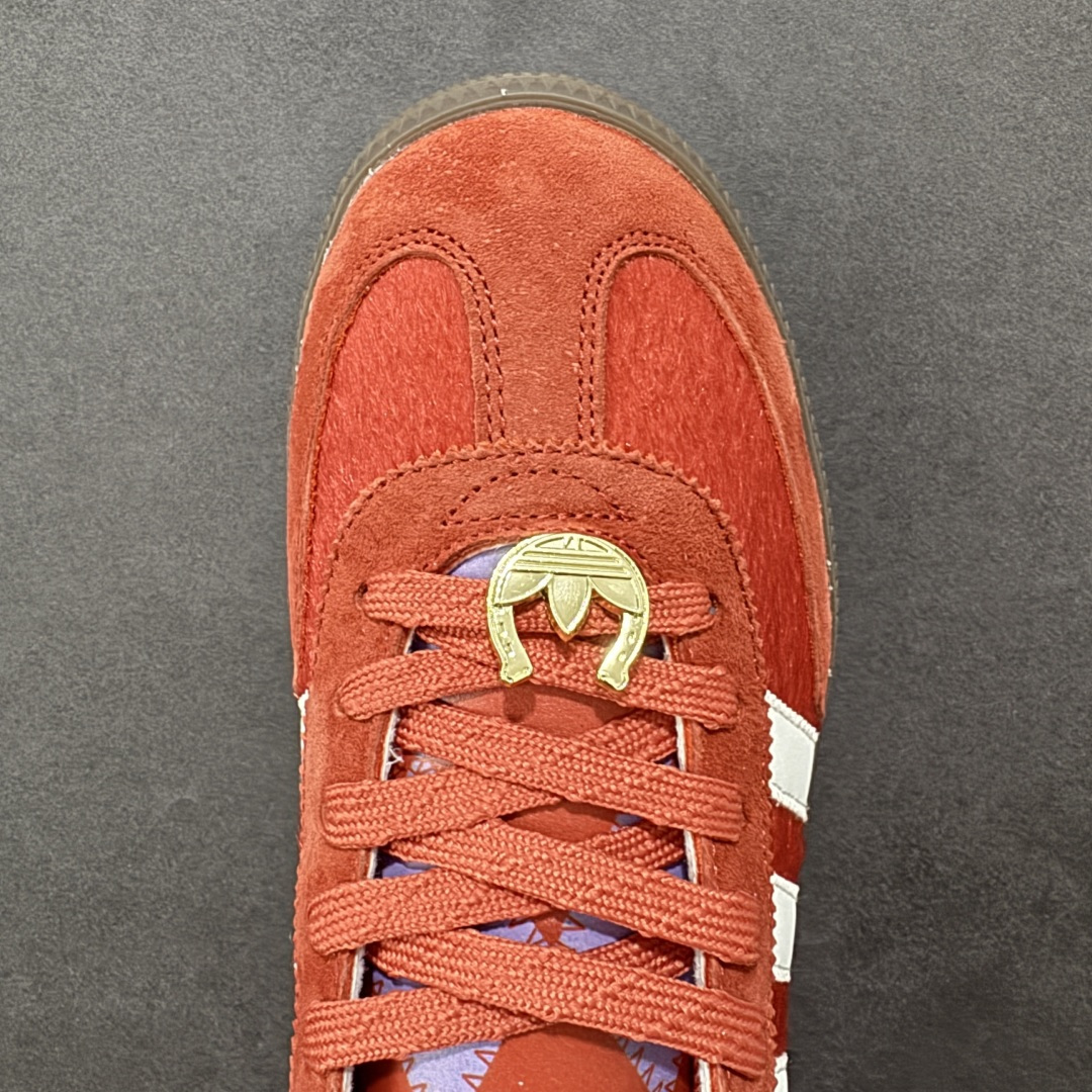 图片[8]-【公司级】阿迪达斯 Adidas HANDBALL SPEZIAL 低帮三叶草学院风复古休闲板鞋 2026新年 马年限定 德训鞋 橡胶底柔软皮革拼接经典运动鞋板鞋。圆头、缝合拼接设计、正面绑带、鞋舌部位附有标贴、经典三条杠装饰鞋侧，承载青春情怀的板鞋。品牌辨识度清晰，牛筋耐磨大底。 货号：KJ6299 尺码：36-45含半码-选品中心