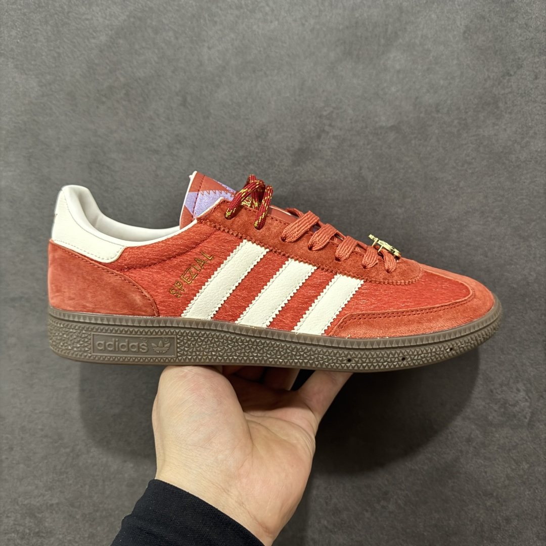 【公司级】阿迪达斯 Adidas HANDBALL SPEZIAL 低帮三叶草学院风复古休闲板鞋 2026新年 马年限定 德训鞋 橡胶底柔软皮革拼接经典运动鞋板鞋。圆头、缝合拼接设计、正面绑带、鞋舌部位附有标贴、经典三条杠装饰鞋侧，承载青春情怀的板鞋。品牌辨识度清晰，牛筋耐磨大底。 货号：KJ6299 尺码：36-45含半码-选品中心