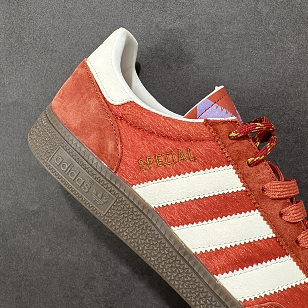 图片[6]-【公司级】阿迪达斯 Adidas HANDBALL SPEZIAL 低帮三叶草学院风复古休闲板鞋 2026新年 马年限定 德训鞋 橡胶底柔软皮革拼接经典运动鞋板鞋。圆头、缝合拼接设计、正面绑带、鞋舌部位附有标贴、经典三条杠装饰鞋侧，承载青春情怀的板鞋。品牌辨识度清晰，牛筋耐磨大底。 货号：KJ6299 尺码：36-45含半码-选品中心