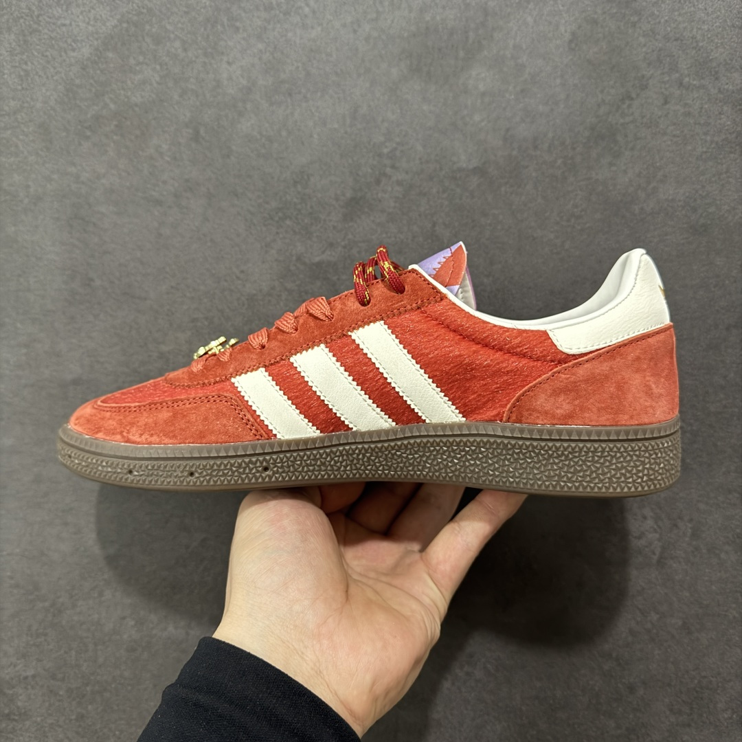 图片[2]-【公司级】阿迪达斯 Adidas HANDBALL SPEZIAL 低帮三叶草学院风复古休闲板鞋 2026新年 马年限定 德训鞋 橡胶底柔软皮革拼接经典运动鞋板鞋。圆头、缝合拼接设计、正面绑带、鞋舌部位附有标贴、经典三条杠装饰鞋侧，承载青春情怀的板鞋。品牌辨识度清晰，牛筋耐磨大底。 货号：KJ6299 尺码：36-45含半码-选品中心