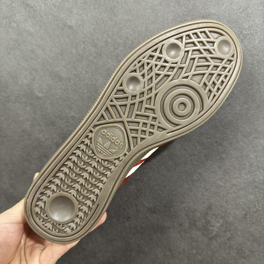 图片[9]-【公司级】阿迪达斯 Adidas HANDBALL SPEZIAL 低帮三叶草学院风复古休闲板鞋 2026新年 马年限定 德训鞋 橡胶底柔软皮革拼接经典运动鞋板鞋。圆头、缝合拼接设计、正面绑带、鞋舌部位附有标贴、经典三条杠装饰鞋侧，承载青春情怀的板鞋。品牌辨识度清晰，牛筋耐磨大底。 货号：KJ6299 尺码：36-45含半码-选品中心