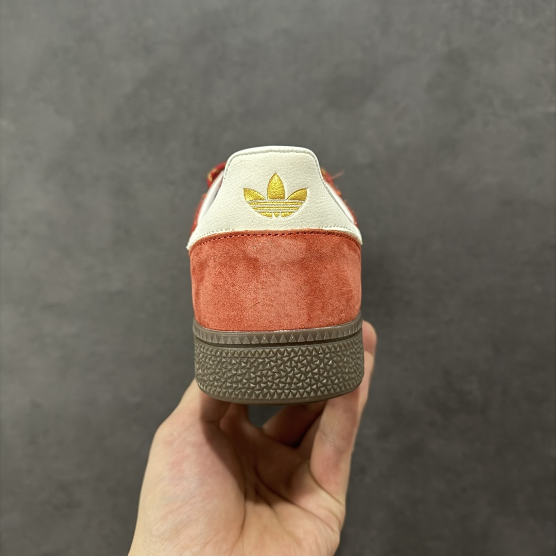 图片[4]-【公司级】阿迪达斯 Adidas HANDBALL SPEZIAL 低帮三叶草学院风复古休闲板鞋 2026新年 马年限定 德训鞋 橡胶底柔软皮革拼接经典运动鞋板鞋。圆头、缝合拼接设计、正面绑带、鞋舌部位附有标贴、经典三条杠装饰鞋侧，承载青春情怀的板鞋。品牌辨识度清晰，牛筋耐磨大底。 货号：KJ6299 尺码：36-45含半码-选品中心