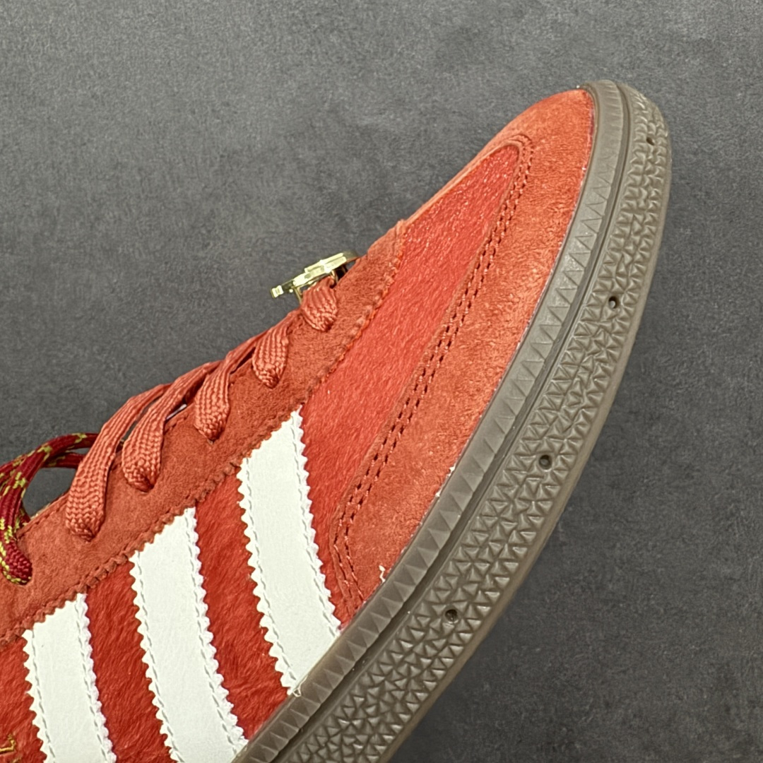 图片[5]-【公司级】阿迪达斯 Adidas HANDBALL SPEZIAL 低帮三叶草学院风复古休闲板鞋 2026新年 马年限定 德训鞋 橡胶底柔软皮革拼接经典运动鞋板鞋。圆头、缝合拼接设计、正面绑带、鞋舌部位附有标贴、经典三条杠装饰鞋侧，承载青春情怀的板鞋。品牌辨识度清晰，牛筋耐磨大底。 货号：KJ6299 尺码：36-45含半码-选品中心