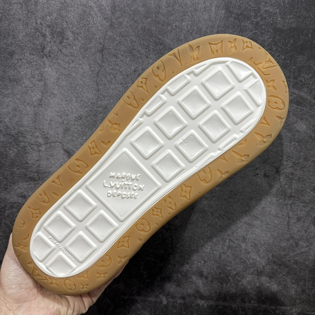 图片[9]-【莞顶礼盒版】LV 路易威登LOUIS VUITTON Tilted Low Sneakers 倾斜系列低帮复古休闲运动文化百搭板鞋 2026早春款板鞋 LV爆款饼干鞋 此版本目前隔日到货（当天报第二天） 市场第一梯队品质 细节正确版 广东原产 升级原楦型开发纸版 厚实抽屉礼品鞋盒及包装说明书防尘布袋物件(附送官方快递加固牛皮纸外盒!!)#采用Monogram 丹宁布鞋面材质#鞋垫嵌入软脚感EVA物料#后跟耐弯折滴塑支撑片#全新开发TPR光泽组合隔色鞋底❗ 尺码：35 36 37 38 39 40 41 42 43 44 45-选品中心