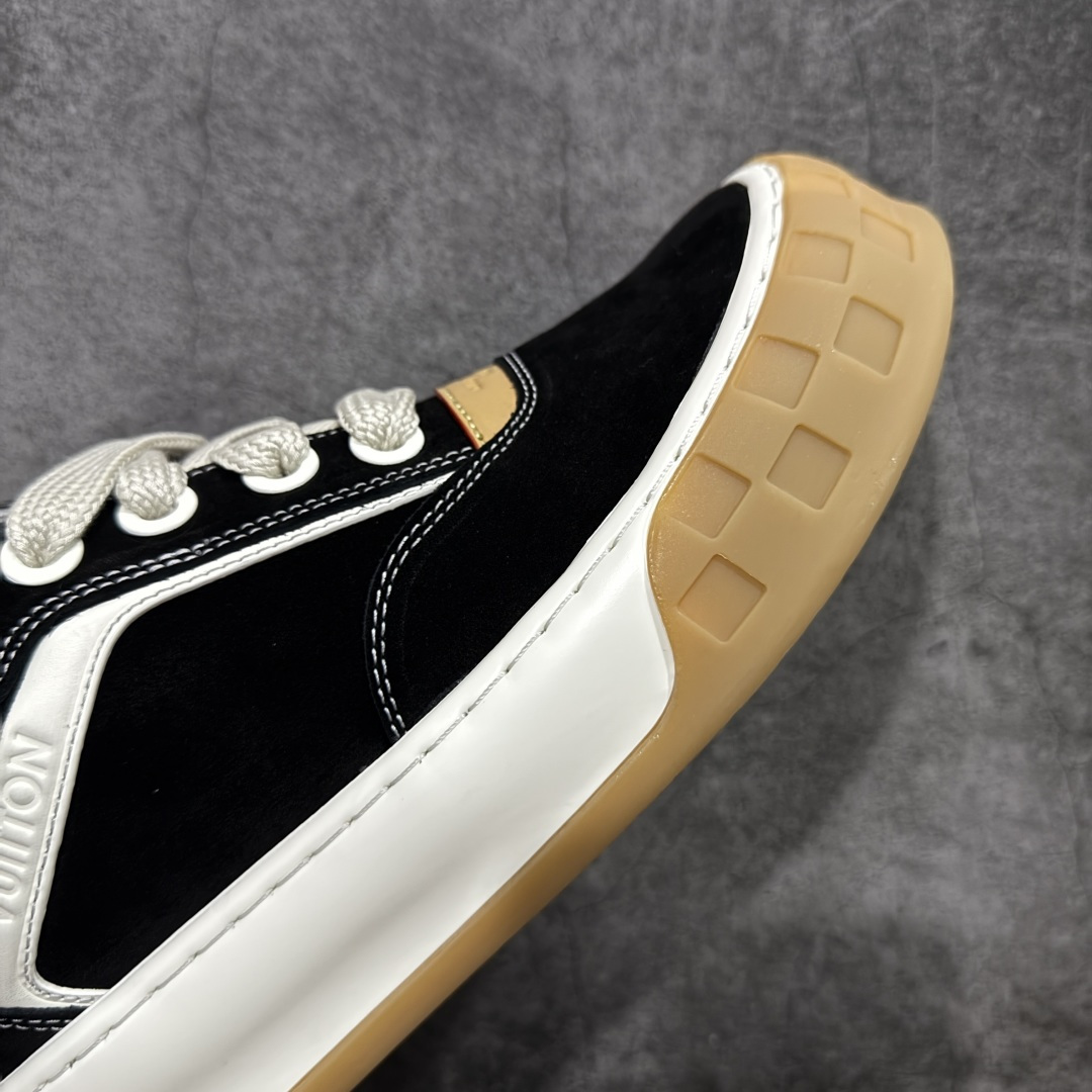 图片[6]-【莞顶礼盒版】LV 路易威登LOUIS VUITTON Tilted Low Sneakers 倾斜系列低帮复古休闲运动文化百搭板鞋 2026早春款板鞋 LV爆款饼干鞋 此版本目前隔日到货（当天报第二天） 市场第一梯队品质 细节正确版 广东原产 升级原楦型开发纸版 厚实抽屉礼品鞋盒及包装说明书防尘布袋物件(附送官方快递加固牛皮纸外盒!!)#采用Monogram 丹宁布鞋面材质#鞋垫嵌入软脚感EVA物料#后跟耐弯折滴塑支撑片#全新开发TPR光泽组合隔色鞋底❗ 尺码：35 36 37 38 39 40 41 42 43 44 45-选品中心