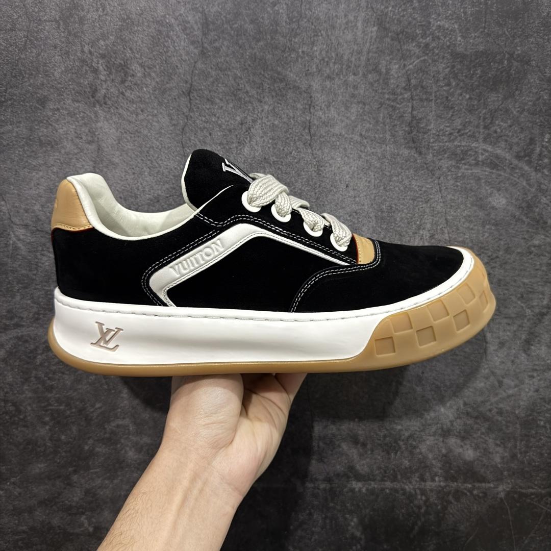 【莞顶礼盒版】LV 路易威登LOUIS VUITTON Tilted Low Sneakers 倾斜系列低帮复古休闲运动文化百搭板鞋 2026早春款板鞋 LV爆款饼干鞋 此版本目前隔日到货（当天报第二天） 市场第一梯队品质 细节正确版 广东原产 升级原楦型开发纸版 厚实抽屉礼品鞋盒及包装说明书防尘布袋物件(附送官方快递加固牛皮纸外盒!!)#采用Monogram 丹宁布鞋面材质#鞋垫嵌入软脚感EVA物料#后跟耐弯折滴塑支撑片#全新开发TPR光泽组合隔色鞋底❗ 尺码：35 36 37 38 39 40 41 42 43 44 45-选品中心