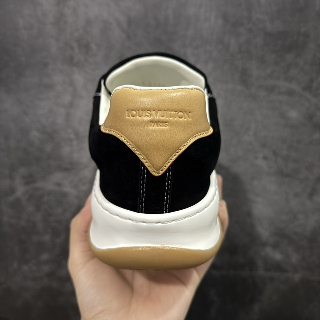 图片[4]-【莞顶礼盒版】LV 路易威登LOUIS VUITTON Tilted Low Sneakers 倾斜系列低帮复古休闲运动文化百搭板鞋 2026早春款板鞋 LV爆款饼干鞋 此版本目前隔日到货（当天报第二天） 市场第一梯队品质 细节正确版 广东原产 升级原楦型开发纸版 厚实抽屉礼品鞋盒及包装说明书防尘布袋物件(附送官方快递加固牛皮纸外盒!!)#采用Monogram 丹宁布鞋面材质#鞋垫嵌入软脚感EVA物料#后跟耐弯折滴塑支撑片#全新开发TPR光泽组合隔色鞋底❗ 尺码：35 36 37 38 39 40 41 42 43 44 45-选品中心