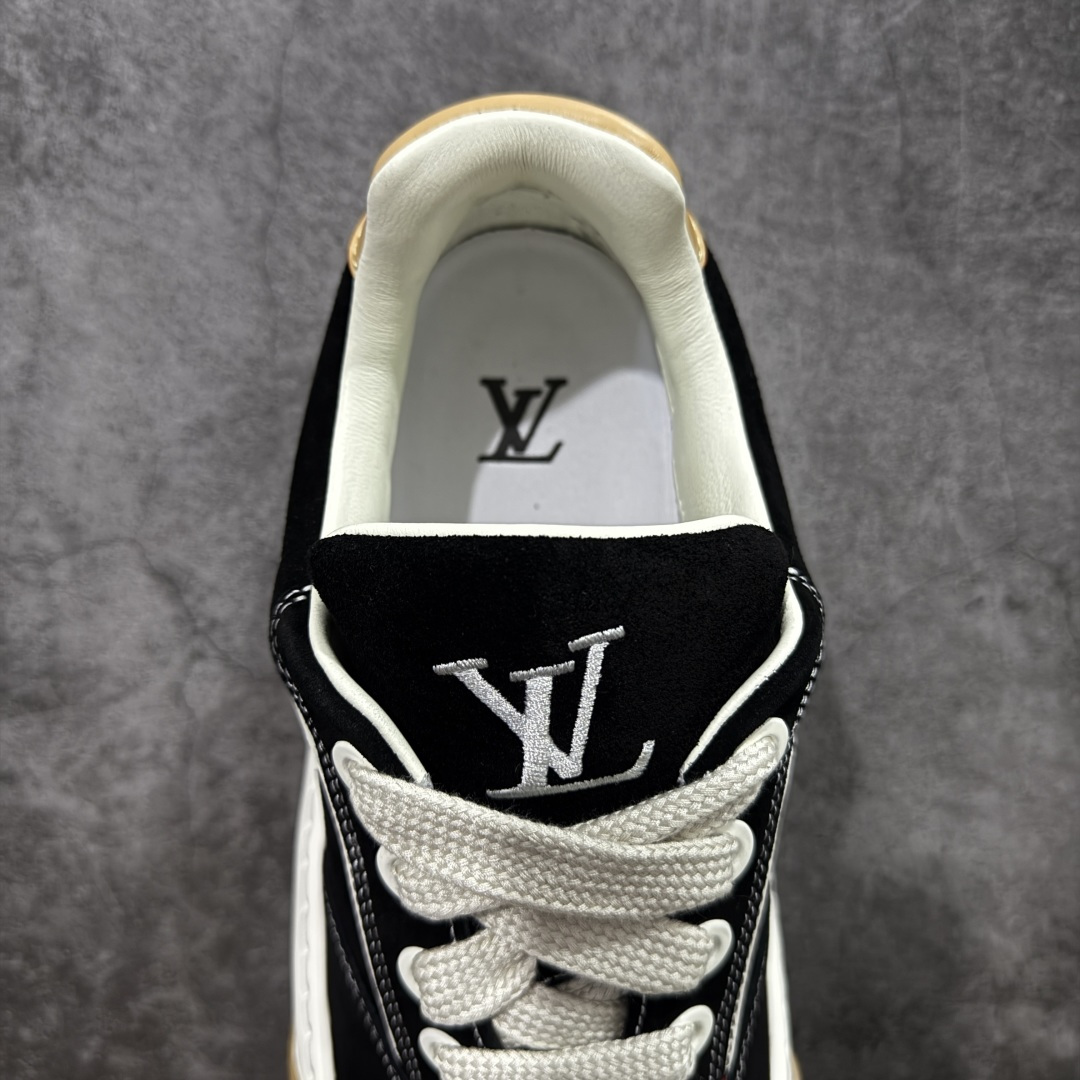 图片[8]-【莞顶礼盒版】LV 路易威登LOUIS VUITTON Tilted Low Sneakers 倾斜系列低帮复古休闲运动文化百搭板鞋 2026早春款板鞋 LV爆款饼干鞋 此版本目前隔日到货（当天报第二天） 市场第一梯队品质 细节正确版 广东原产 升级原楦型开发纸版 厚实抽屉礼品鞋盒及包装说明书防尘布袋物件(附送官方快递加固牛皮纸外盒!!)#采用Monogram 丹宁布鞋面材质#鞋垫嵌入软脚感EVA物料#后跟耐弯折滴塑支撑片#全新开发TPR光泽组合隔色鞋底❗ 尺码：35 36 37 38 39 40 41 42 43 44 45-选品中心