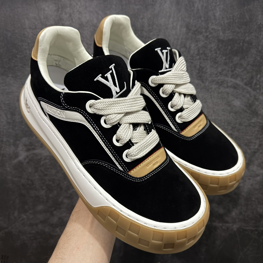 【莞顶礼盒版】LV 路易威登LOUIS VUITTON Tilted Low Sneakers 倾斜系列低帮复古休闲运动文化百搭板鞋 2026早春款板鞋 LV爆款饼干鞋 此版本目前隔日到货(当天报第二天) 市场第一梯队品质 细节正确版 广东原产 升级原楦型开发纸版 厚实抽屉礼品鞋盒及包装说明书防尘布袋物件(附送官方快递加固牛皮纸外盒!!)#采用Monogram 丹宁布鞋面材质#鞋垫嵌入软脚感EVA物料#后跟耐弯折滴塑支撑片#全新开发TPR光泽组合隔色鞋底❗ 尺码:35 36 37 38 39 40 41 42 43 44 45-选品中心