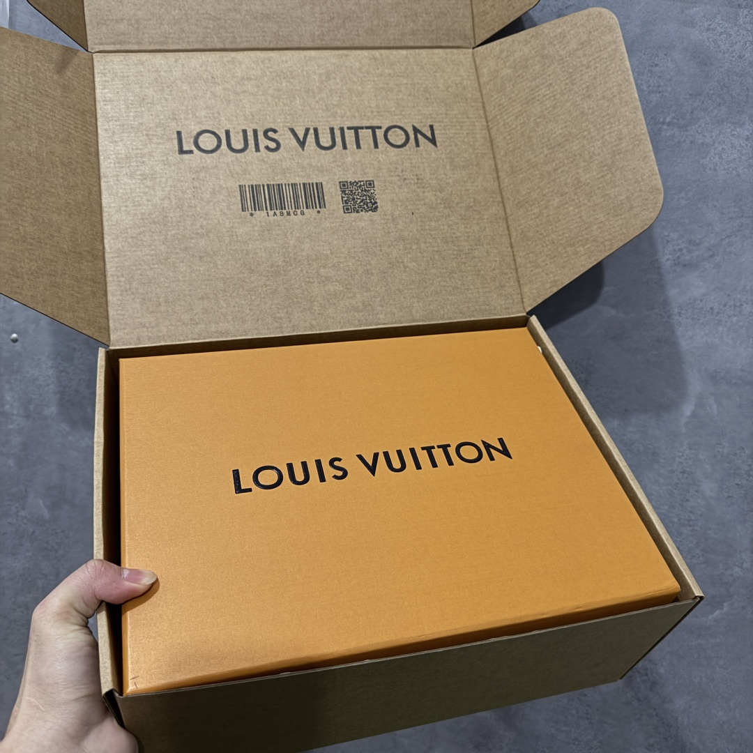 图片[10]-【莞顶礼盒版】LV 路易威登LOUIS VUITTON Tilted Low Sneakers 倾斜系列低帮复古休闲运动文化百搭板鞋 2026早春款板鞋 LV爆款饼干鞋 此版本目前隔日到货（当天报第二天） 市场第一梯队品质 细节正确版 广东原产 升级原楦型开发纸版 厚实抽屉礼品鞋盒及包装说明书防尘布袋物件(附送官方快递加固牛皮纸外盒!!)#采用Monogram 丹宁布鞋面材质#鞋垫嵌入软脚感EVA物料#后跟耐弯折滴塑支撑片#全新开发TPR光泽组合隔色鞋底❗ 尺码：35 36 37 38 39 40 41 42 43 44 45-选品中心