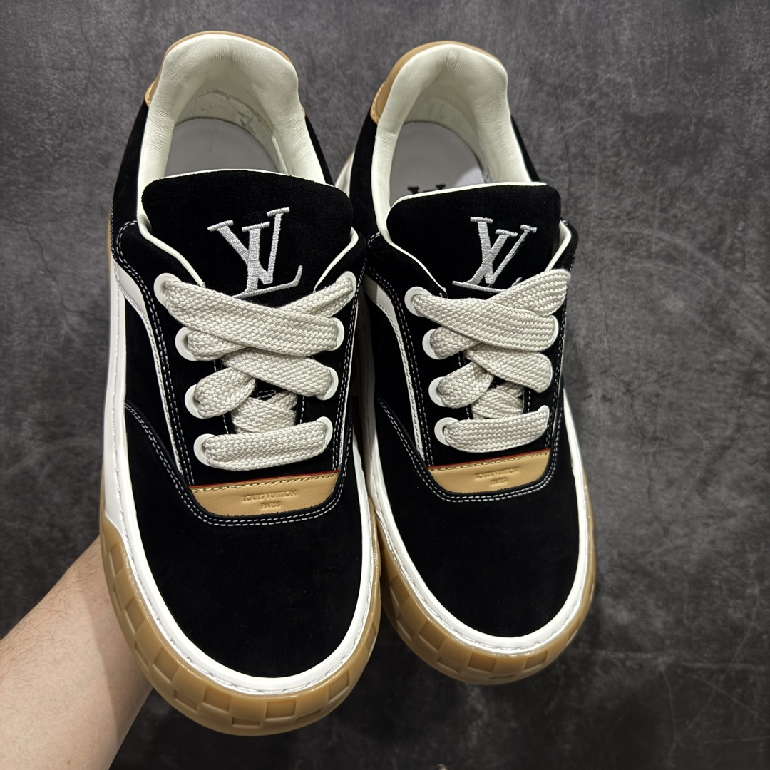 图片[2]-【莞顶礼盒版】LV 路易威登LOUIS VUITTON Tilted Low Sneakers 倾斜系列低帮复古休闲运动文化百搭板鞋 2026早春款板鞋 LV爆款饼干鞋 此版本目前隔日到货（当天报第二天） 市场第一梯队品质 细节正确版 广东原产 升级原楦型开发纸版 厚实抽屉礼品鞋盒及包装说明书防尘布袋物件(附送官方快递加固牛皮纸外盒!!)#采用Monogram 丹宁布鞋面材质#鞋垫嵌入软脚感EVA物料#后跟耐弯折滴塑支撑片#全新开发TPR光泽组合隔色鞋底❗ 尺码：35 36 37 38 39 40 41 42 43 44 45-选品中心