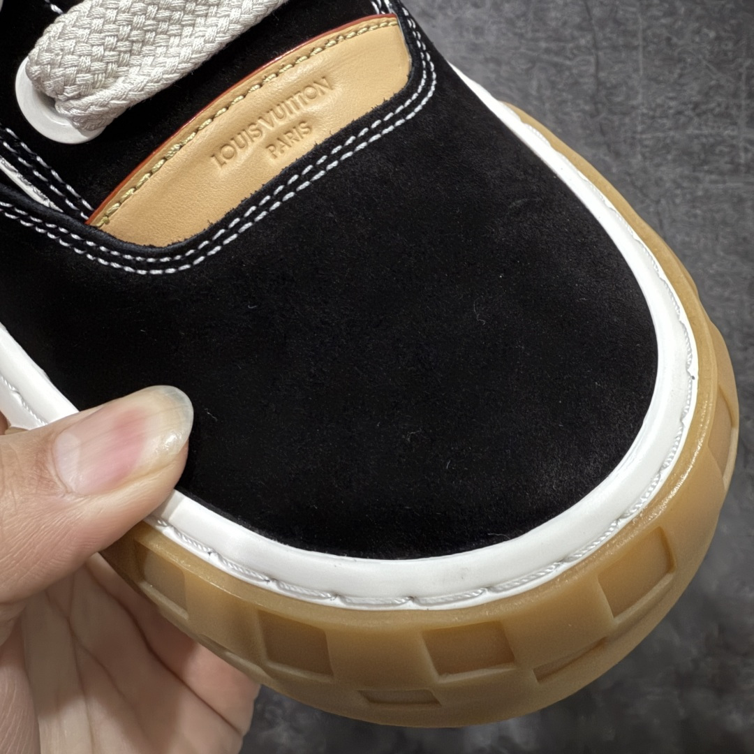 图片[5]-【莞顶礼盒版】LV 路易威登LOUIS VUITTON Tilted Low Sneakers 倾斜系列低帮复古休闲运动文化百搭板鞋 2026早春款板鞋 LV爆款饼干鞋 此版本目前隔日到货（当天报第二天） 市场第一梯队品质 细节正确版 广东原产 升级原楦型开发纸版 厚实抽屉礼品鞋盒及包装说明书防尘布袋物件(附送官方快递加固牛皮纸外盒!!)#采用Monogram 丹宁布鞋面材质#鞋垫嵌入软脚感EVA物料#后跟耐弯折滴塑支撑片#全新开发TPR光泽组合隔色鞋底❗ 尺码：35 36 37 38 39 40 41 42 43 44 45-选品中心