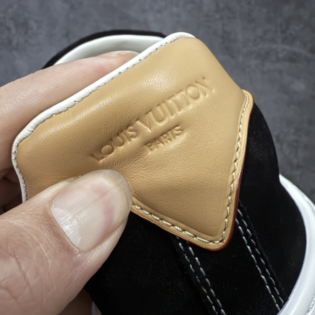 图片[3]-【莞顶礼盒版】LV 路易威登LOUIS VUITTON Tilted Low Sneakers 倾斜系列低帮复古休闲运动文化百搭板鞋 2026早春款板鞋 LV爆款饼干鞋 此版本目前隔日到货（当天报第二天） 市场第一梯队品质 细节正确版 广东原产 升级原楦型开发纸版 厚实抽屉礼品鞋盒及包装说明书防尘布袋物件(附送官方快递加固牛皮纸外盒!!)#采用Monogram 丹宁布鞋面材质#鞋垫嵌入软脚感EVA物料#后跟耐弯折滴塑支撑片#全新开发TPR光泽组合隔色鞋底❗ 尺码：35 36 37 38 39 40 41 42 43 44 45-选品中心