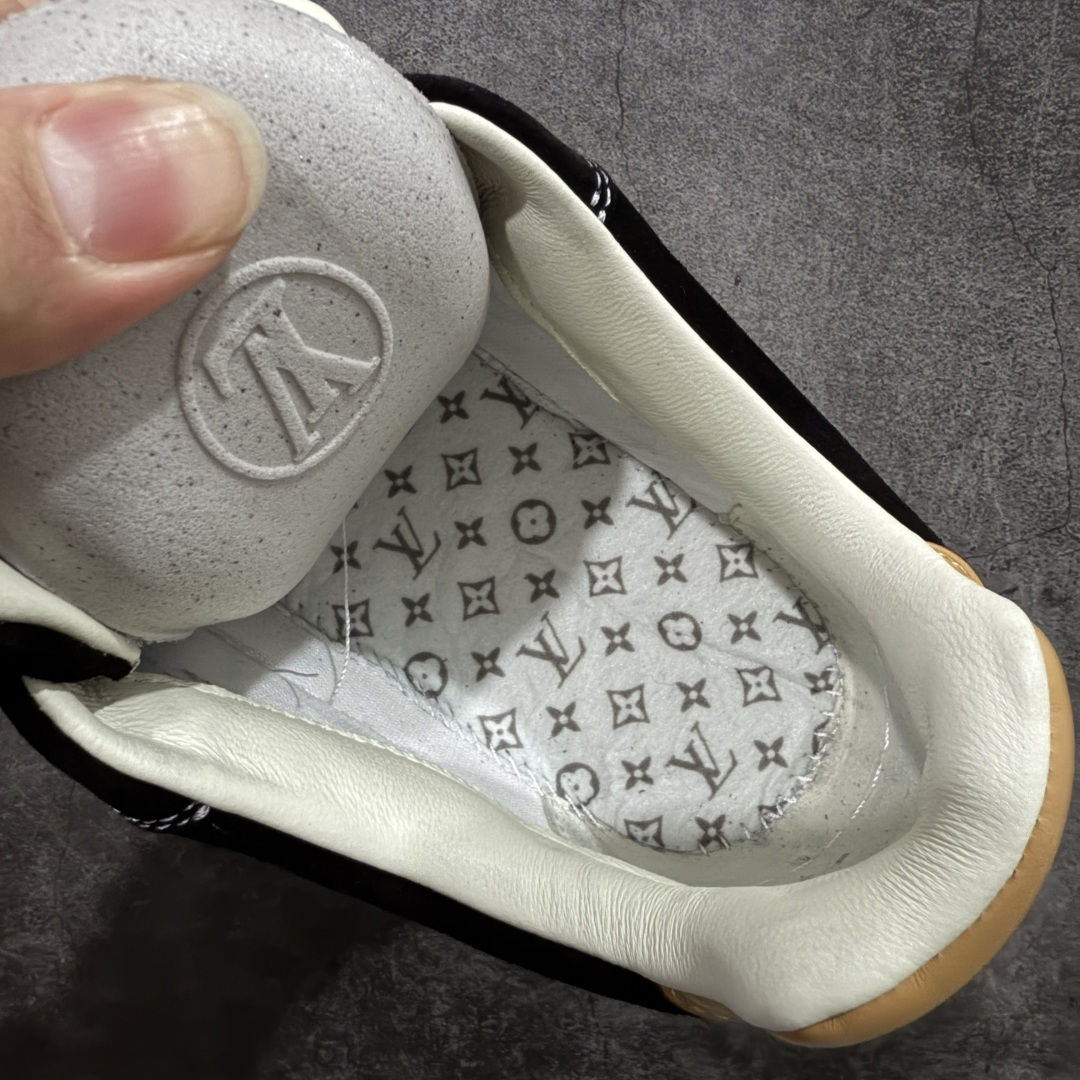 图片[9]-【莞顶礼盒版】LV 路易威登LOUIS VUITTON Tilted Low Sneakers 倾斜系列低帮复古休闲运动文化百搭板鞋 2026早春款板鞋 LV爆款饼干鞋 此版本目前隔日到货（当天报第二天） 市场第一梯队品质 细节正确版 广东原产 升级原楦型开发纸版 厚实抽屉礼品鞋盒及包装说明书防尘布袋物件(附送官方快递加固牛皮纸外盒!!)#采用Monogram 丹宁布鞋面材质#鞋垫嵌入软脚感EVA物料#后跟耐弯折滴塑支撑片#全新开发TPR光泽组合隔色鞋底❗ 尺码：35 36 37 38 39 40 41 42 43 44 45-选品中心