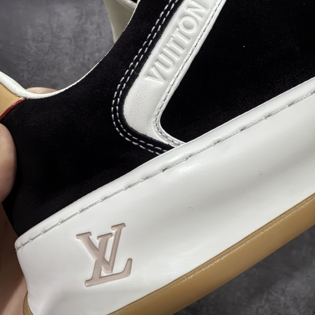 图片[4]-【莞顶礼盒版】LV 路易威登LOUIS VUITTON Tilted Low Sneakers 倾斜系列低帮复古休闲运动文化百搭板鞋 2026早春款板鞋 LV爆款饼干鞋 此版本目前隔日到货（当天报第二天） 市场第一梯队品质 细节正确版 广东原产 升级原楦型开发纸版 厚实抽屉礼品鞋盒及包装说明书防尘布袋物件(附送官方快递加固牛皮纸外盒!!)#采用Monogram 丹宁布鞋面材质#鞋垫嵌入软脚感EVA物料#后跟耐弯折滴塑支撑片#全新开发TPR光泽组合隔色鞋底❗ 尺码：35 36 37 38 39 40 41 42 43 44 45-选品中心