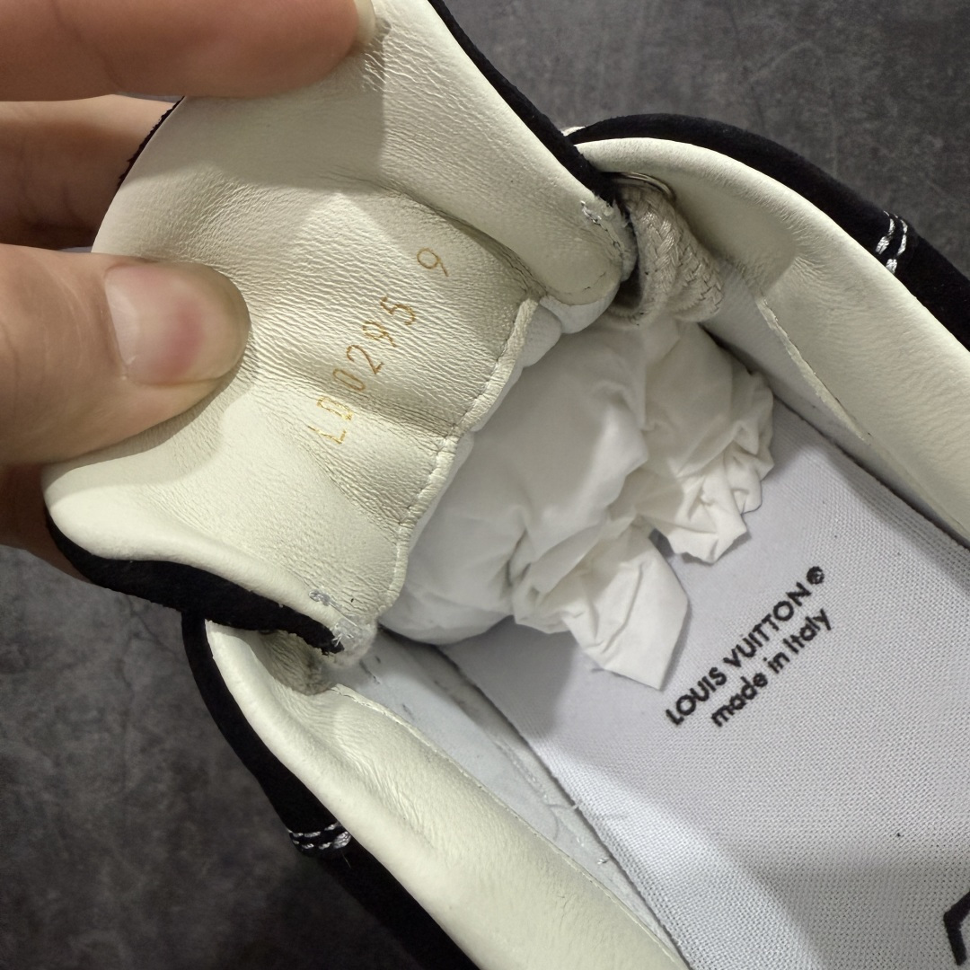 图片[7]-【莞顶礼盒版】LV 路易威登LOUIS VUITTON Tilted Low Sneakers 倾斜系列低帮复古休闲运动文化百搭板鞋 2026早春款板鞋 LV爆款饼干鞋 此版本目前隔日到货（当天报第二天） 市场第一梯队品质 细节正确版 广东原产 升级原楦型开发纸版 厚实抽屉礼品鞋盒及包装说明书防尘布袋物件(附送官方快递加固牛皮纸外盒!!)#采用Monogram 丹宁布鞋面材质#鞋垫嵌入软脚感EVA物料#后跟耐弯折滴塑支撑片#全新开发TPR光泽组合隔色鞋底❗ 尺码：35 36 37 38 39 40 41 42 43 44 45-选品中心