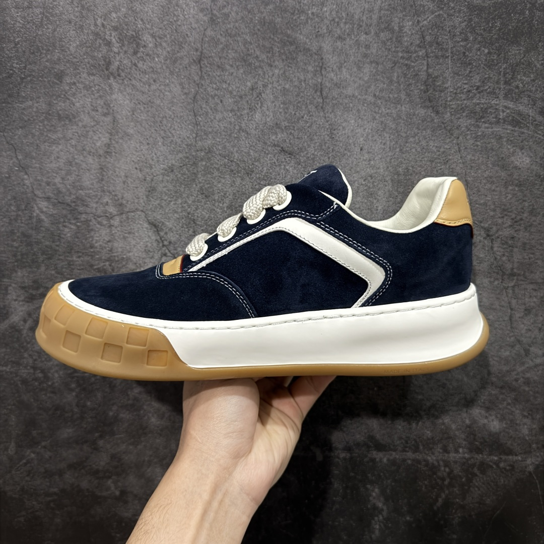 图片[2]-【莞顶礼盒版】LV 路易威登LOUIS VUITTON Tilted Low Sneakers 倾斜系列低帮复古休闲运动文化百搭板鞋 2026早春款板鞋 LV爆款饼干鞋 此版本目前隔日到货（当天报第二天） 市场第一梯队品质 细节正确版 广东原产 升级原楦型开发纸版 厚实抽屉礼品鞋盒及包装说明书防尘布袋物件(附送官方快递加固牛皮纸外盒!!)#采用Monogram 丹宁布鞋面材质#鞋垫嵌入软脚感EVA物料#后跟耐弯折滴塑支撑片#全新开发TPR光泽组合隔色鞋底❗ 尺码：35 36 37 38 39 40 41 42 43 44 45-莆田鞋