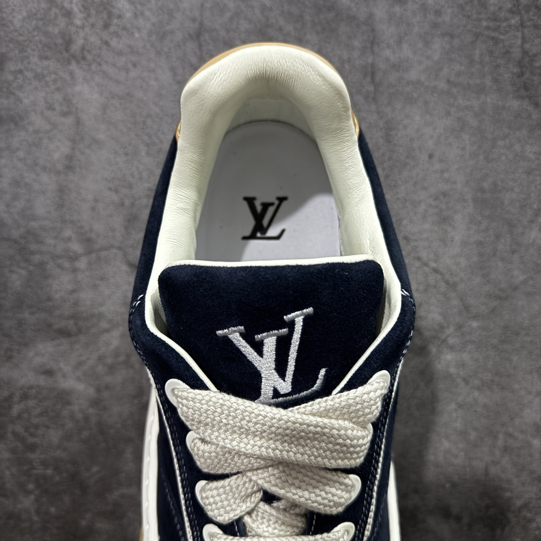 图片[8]-【莞顶礼盒版】LV 路易威登LOUIS VUITTON Tilted Low Sneakers 倾斜系列低帮复古休闲运动文化百搭板鞋 2026早春款板鞋 LV爆款饼干鞋 此版本目前隔日到货（当天报第二天） 市场第一梯队品质 细节正确版 广东原产 升级原楦型开发纸版 厚实抽屉礼品鞋盒及包装说明书防尘布袋物件(附送官方快递加固牛皮纸外盒!!)#采用Monogram 丹宁布鞋面材质#鞋垫嵌入软脚感EVA物料#后跟耐弯折滴塑支撑片#全新开发TPR光泽组合隔色鞋底❗ 尺码：35 36 37 38 39 40 41 42 43 44 45-莆田鞋
