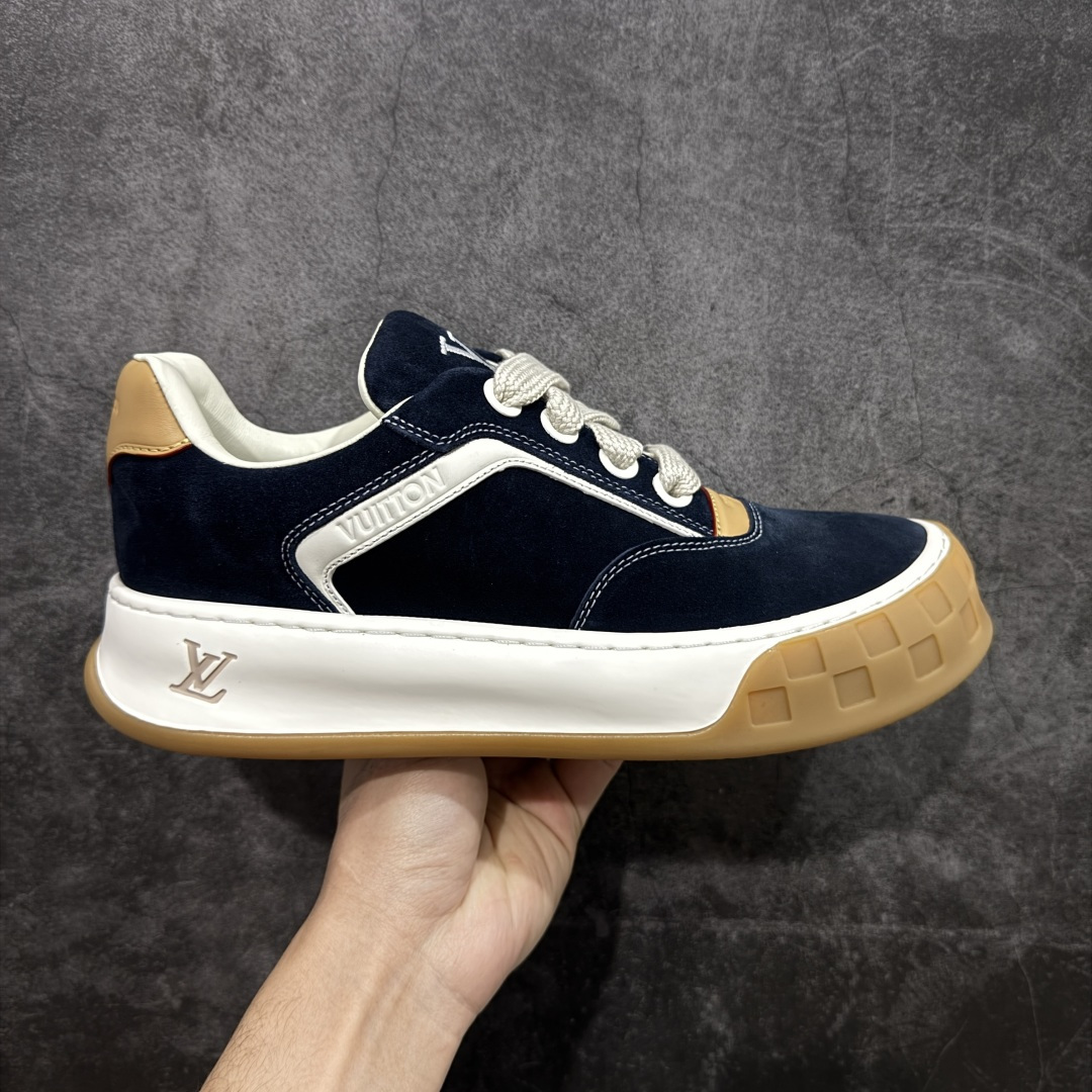 【莞顶礼盒版】LV 路易威登LOUIS VUITTON Tilted Low Sneakers 倾斜系列低帮复古休闲运动文化百搭板鞋 2026早春款板鞋 LV爆款饼干鞋 此版本目前隔日到货（当天报第二天） 市场第一梯队品质 细节正确版 广东原产 升级原楦型开发纸版 厚实抽屉礼品鞋盒及包装说明书防尘布袋物件(附送官方快递加固牛皮纸外盒!!)#采用Monogram 丹宁布鞋面材质#鞋垫嵌入软脚感EVA物料#后跟耐弯折滴塑支撑片#全新开发TPR光泽组合隔色鞋底❗ 尺码：35 36 37 38 39 40 41 42 43 44 45-莆田鞋