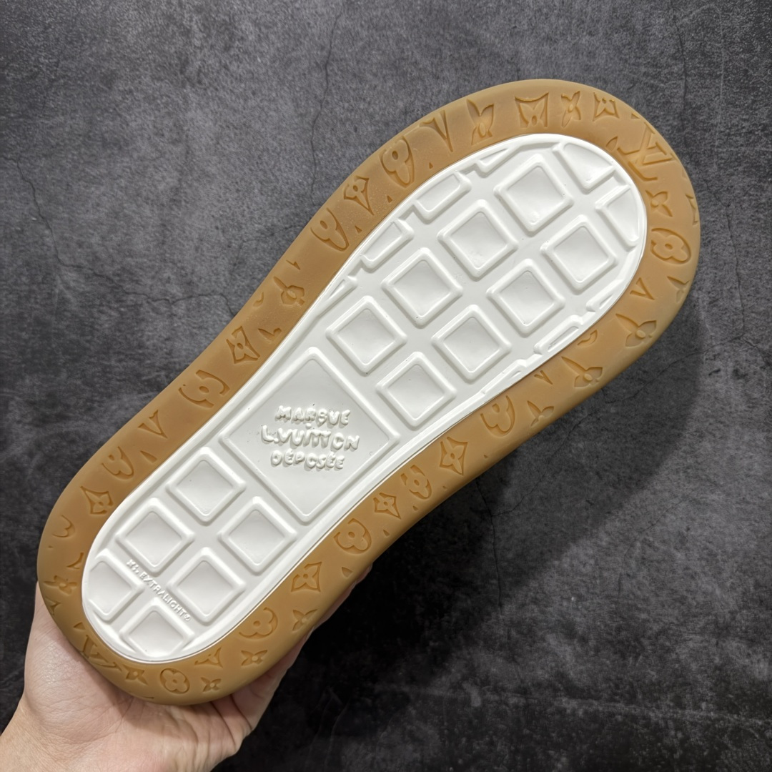 图片[9]-【莞顶礼盒版】LV 路易威登LOUIS VUITTON Tilted Low Sneakers 倾斜系列低帮复古休闲运动文化百搭板鞋 2026早春款板鞋 LV爆款饼干鞋 此版本目前隔日到货（当天报第二天） 市场第一梯队品质 细节正确版 广东原产 升级原楦型开发纸版 厚实抽屉礼品鞋盒及包装说明书防尘布袋物件(附送官方快递加固牛皮纸外盒!!)#采用Monogram 丹宁布鞋面材质#鞋垫嵌入软脚感EVA物料#后跟耐弯折滴塑支撑片#全新开发TPR光泽组合隔色鞋底❗ 尺码：35 36 37 38 39 40 41 42 43 44 45-莆田鞋