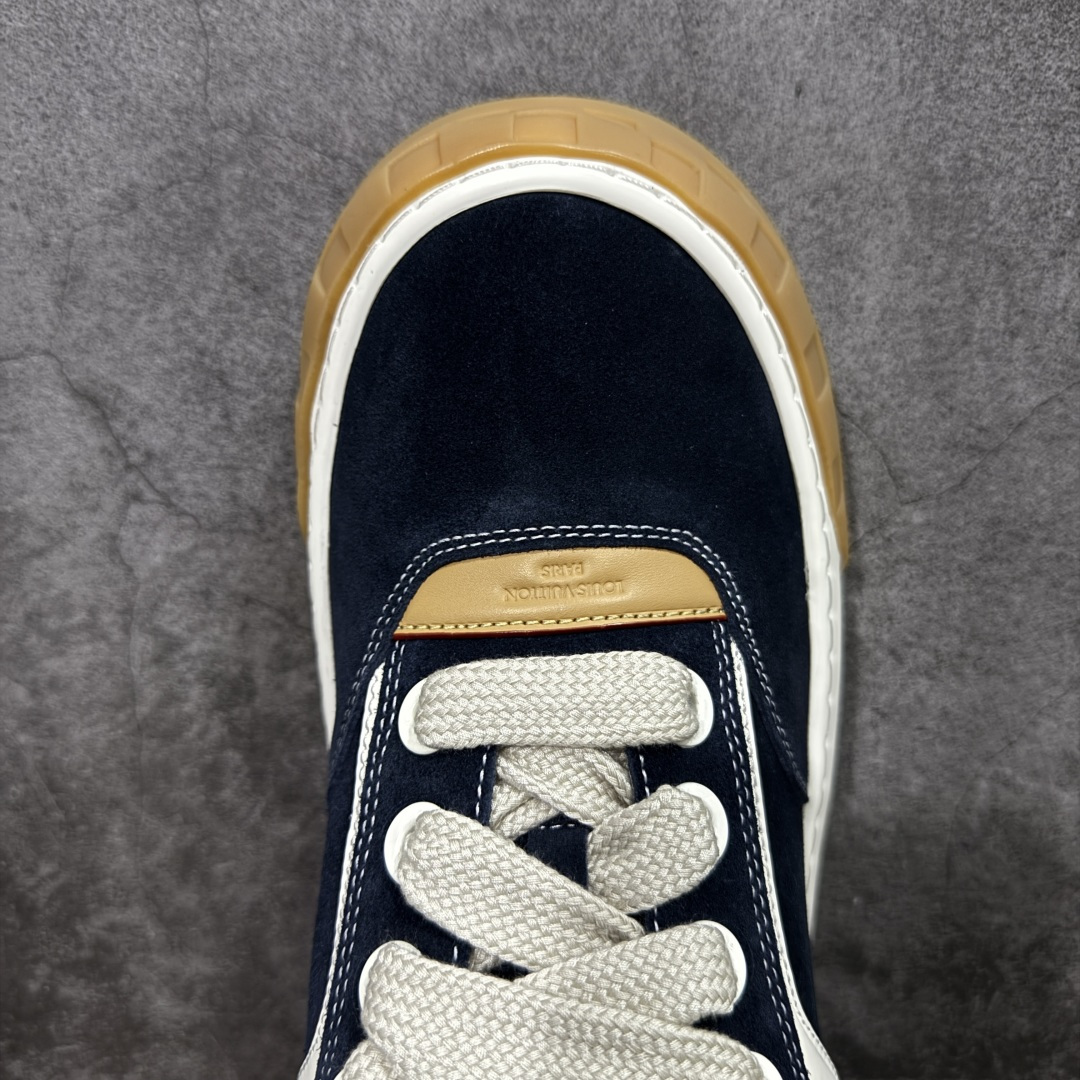 图片[5]-【莞顶礼盒版】LV 路易威登LOUIS VUITTON Tilted Low Sneakers 倾斜系列低帮复古休闲运动文化百搭板鞋 2026早春款板鞋 LV爆款饼干鞋 此版本目前隔日到货（当天报第二天） 市场第一梯队品质 细节正确版 广东原产 升级原楦型开发纸版 厚实抽屉礼品鞋盒及包装说明书防尘布袋物件(附送官方快递加固牛皮纸外盒!!)#采用Monogram 丹宁布鞋面材质#鞋垫嵌入软脚感EVA物料#后跟耐弯折滴塑支撑片#全新开发TPR光泽组合隔色鞋底❗ 尺码：35 36 37 38 39 40 41 42 43 44 45-莆田鞋