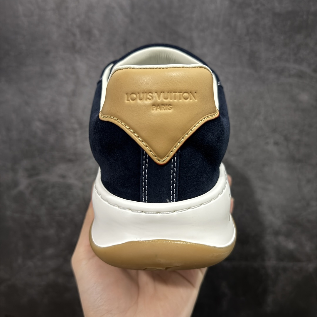 图片[4]-【莞顶礼盒版】LV 路易威登LOUIS VUITTON Tilted Low Sneakers 倾斜系列低帮复古休闲运动文化百搭板鞋 2026早春款板鞋 LV爆款饼干鞋 此版本目前隔日到货（当天报第二天） 市场第一梯队品质 细节正确版 广东原产 升级原楦型开发纸版 厚实抽屉礼品鞋盒及包装说明书防尘布袋物件(附送官方快递加固牛皮纸外盒!!)#采用Monogram 丹宁布鞋面材质#鞋垫嵌入软脚感EVA物料#后跟耐弯折滴塑支撑片#全新开发TPR光泽组合隔色鞋底❗ 尺码：35 36 37 38 39 40 41 42 43 44 45-莆田鞋