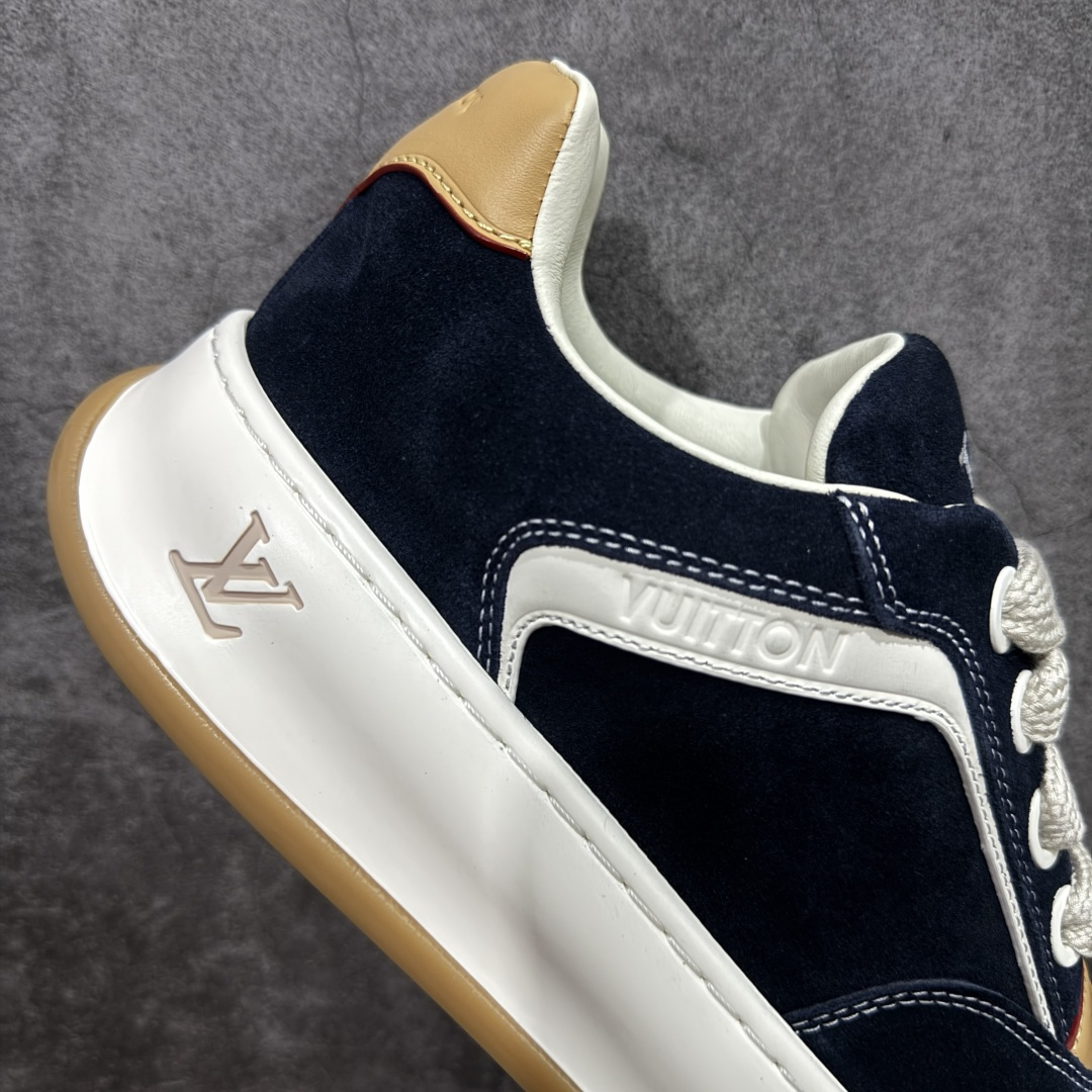 图片[7]-【莞顶礼盒版】LV 路易威登LOUIS VUITTON Tilted Low Sneakers 倾斜系列低帮复古休闲运动文化百搭板鞋 2026早春款板鞋 LV爆款饼干鞋 此版本目前隔日到货（当天报第二天） 市场第一梯队品质 细节正确版 广东原产 升级原楦型开发纸版 厚实抽屉礼品鞋盒及包装说明书防尘布袋物件(附送官方快递加固牛皮纸外盒!!)#采用Monogram 丹宁布鞋面材质#鞋垫嵌入软脚感EVA物料#后跟耐弯折滴塑支撑片#全新开发TPR光泽组合隔色鞋底❗ 尺码：35 36 37 38 39 40 41 42 43 44 45-莆田鞋