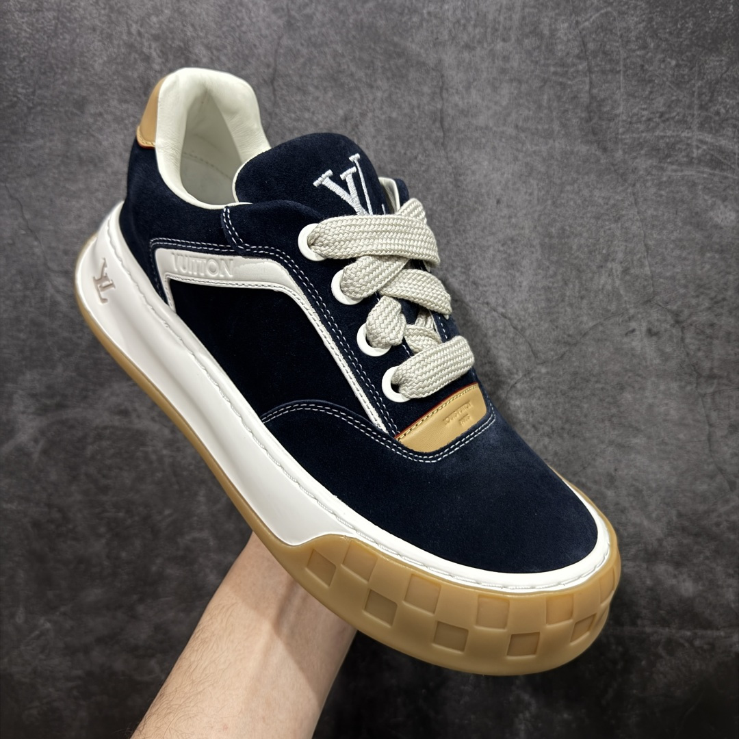 图片[3]-【莞顶礼盒版】LV 路易威登LOUIS VUITTON Tilted Low Sneakers 倾斜系列低帮复古休闲运动文化百搭板鞋 2026早春款板鞋 LV爆款饼干鞋 此版本目前隔日到货（当天报第二天） 市场第一梯队品质 细节正确版 广东原产 升级原楦型开发纸版 厚实抽屉礼品鞋盒及包装说明书防尘布袋物件(附送官方快递加固牛皮纸外盒!!)#采用Monogram 丹宁布鞋面材质#鞋垫嵌入软脚感EVA物料#后跟耐弯折滴塑支撑片#全新开发TPR光泽组合隔色鞋底❗ 尺码：35 36 37 38 39 40 41 42 43 44 45-莆田鞋
