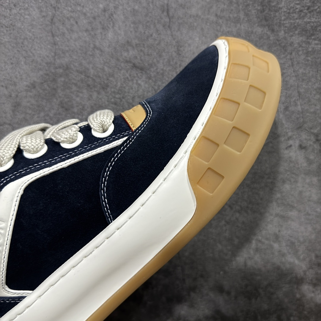 图片[6]-【莞顶礼盒版】LV 路易威登LOUIS VUITTON Tilted Low Sneakers 倾斜系列低帮复古休闲运动文化百搭板鞋 2026早春款板鞋 LV爆款饼干鞋 此版本目前隔日到货（当天报第二天） 市场第一梯队品质 细节正确版 广东原产 升级原楦型开发纸版 厚实抽屉礼品鞋盒及包装说明书防尘布袋物件(附送官方快递加固牛皮纸外盒!!)#采用Monogram 丹宁布鞋面材质#鞋垫嵌入软脚感EVA物料#后跟耐弯折滴塑支撑片#全新开发TPR光泽组合隔色鞋底❗ 尺码：35 36 37 38 39 40 41 42 43 44 45-莆田鞋