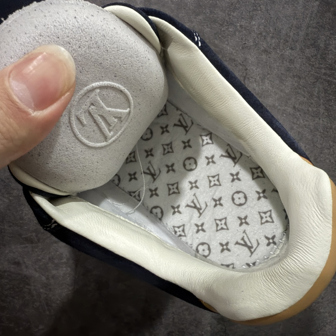 图片[10]-【莞顶礼盒版】LV 路易威登LOUIS VUITTON Tilted Low Sneakers 倾斜系列低帮复古休闲运动文化百搭板鞋 2026早春款板鞋 LV爆款饼干鞋 此版本目前隔日到货（当天报第二天） 市场第一梯队品质 细节正确版 广东原产 升级原楦型开发纸版 厚实抽屉礼品鞋盒及包装说明书防尘布袋物件(附送官方快递加固牛皮纸外盒!!)#采用Monogram 丹宁布鞋面材质#鞋垫嵌入软脚感EVA物料#后跟耐弯折滴塑支撑片#全新开发TPR光泽组合隔色鞋底❗ 尺码：35 36 37 38 39 40 41 42 43 44 45-选品中心