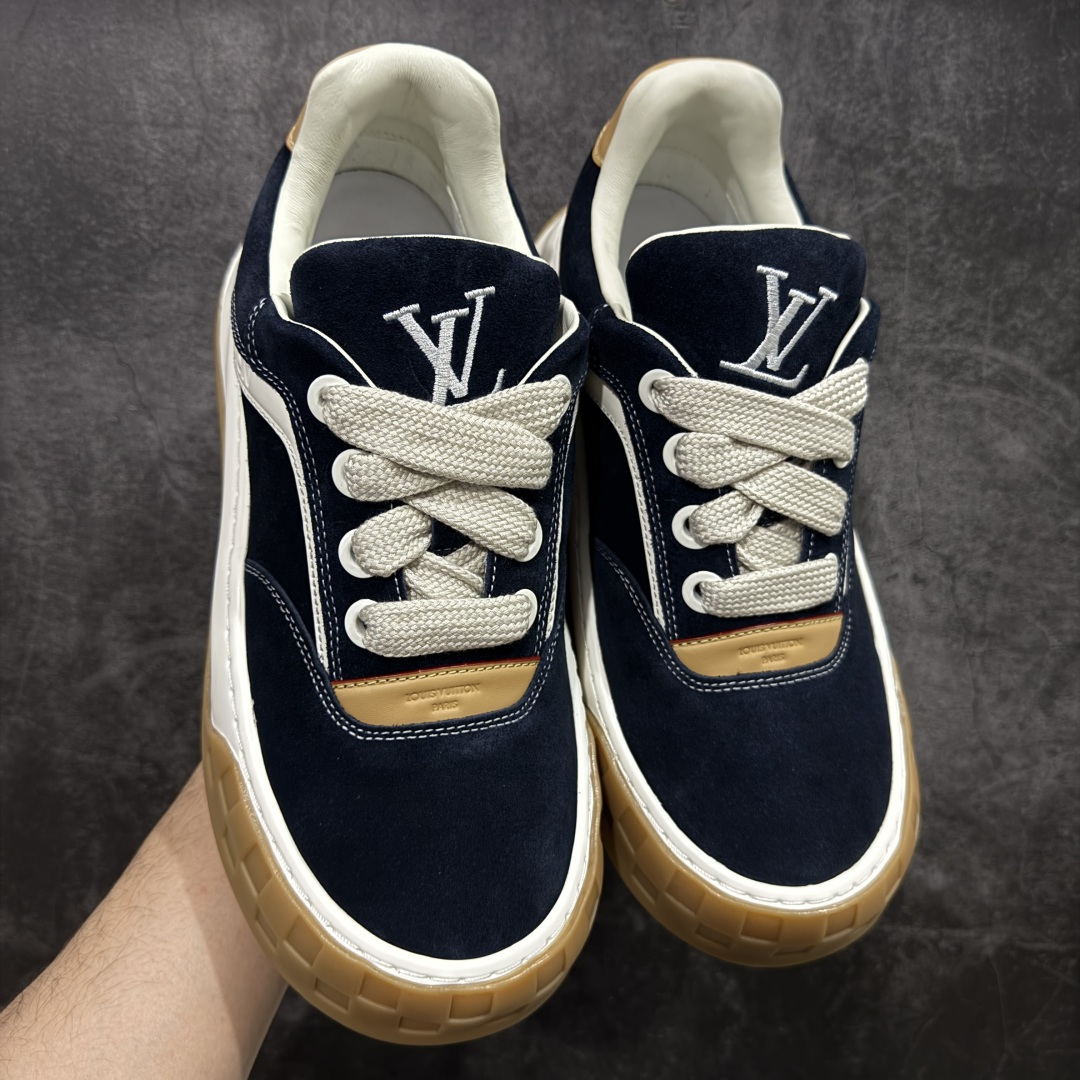 图片[2]-【莞顶礼盒版】LV 路易威登LOUIS VUITTON Tilted Low Sneakers 倾斜系列低帮复古休闲运动文化百搭板鞋 2026早春款板鞋 LV爆款饼干鞋 此版本目前隔日到货（当天报第二天） 市场第一梯队品质 细节正确版 广东原产 升级原楦型开发纸版 厚实抽屉礼品鞋盒及包装说明书防尘布袋物件(附送官方快递加固牛皮纸外盒!!)#采用Monogram 丹宁布鞋面材质#鞋垫嵌入软脚感EVA物料#后跟耐弯折滴塑支撑片#全新开发TPR光泽组合隔色鞋底❗ 尺码：35 36 37 38 39 40 41 42 43 44 45-选品中心