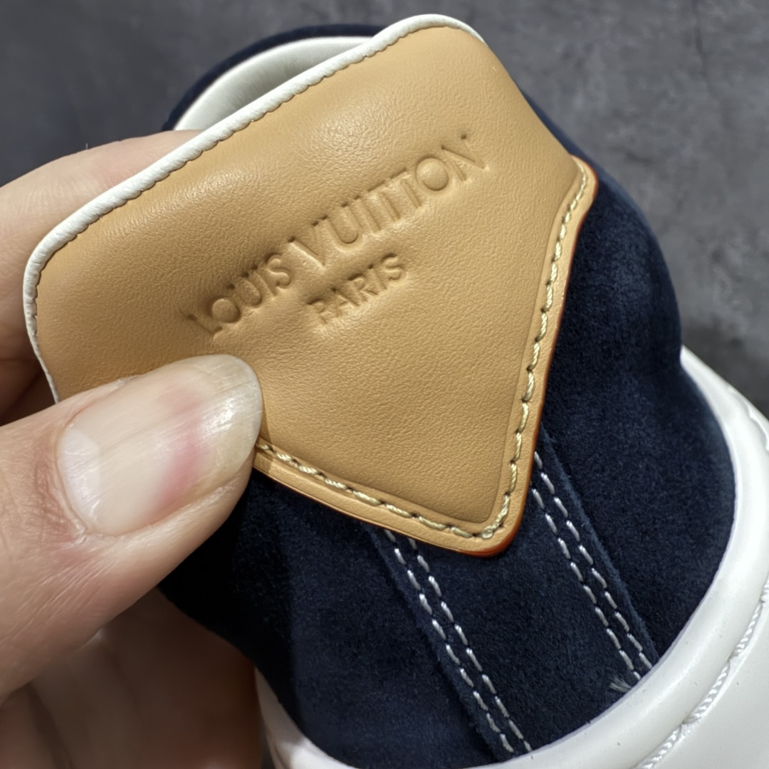 图片[3]-【莞顶礼盒版】LV 路易威登LOUIS VUITTON Tilted Low Sneakers 倾斜系列低帮复古休闲运动文化百搭板鞋 2026早春款板鞋 LV爆款饼干鞋 此版本目前隔日到货（当天报第二天） 市场第一梯队品质 细节正确版 广东原产 升级原楦型开发纸版 厚实抽屉礼品鞋盒及包装说明书防尘布袋物件(附送官方快递加固牛皮纸外盒!!)#采用Monogram 丹宁布鞋面材质#鞋垫嵌入软脚感EVA物料#后跟耐弯折滴塑支撑片#全新开发TPR光泽组合隔色鞋底❗ 尺码：35 36 37 38 39 40 41 42 43 44 45-选品中心