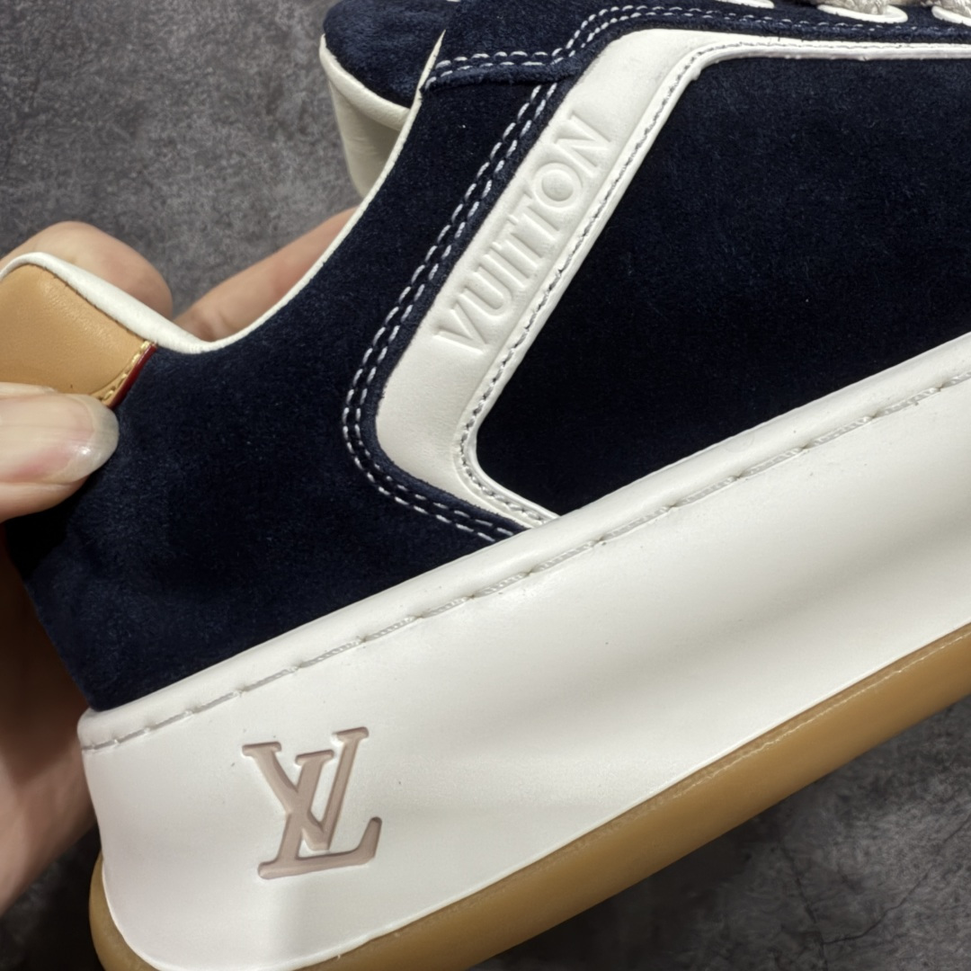 图片[4]-【莞顶礼盒版】LV 路易威登LOUIS VUITTON Tilted Low Sneakers 倾斜系列低帮复古休闲运动文化百搭板鞋 2026早春款板鞋 LV爆款饼干鞋 此版本目前隔日到货（当天报第二天） 市场第一梯队品质 细节正确版 广东原产 升级原楦型开发纸版 厚实抽屉礼品鞋盒及包装说明书防尘布袋物件(附送官方快递加固牛皮纸外盒!!)#采用Monogram 丹宁布鞋面材质#鞋垫嵌入软脚感EVA物料#后跟耐弯折滴塑支撑片#全新开发TPR光泽组合隔色鞋底❗ 尺码：35 36 37 38 39 40 41 42 43 44 45-选品中心