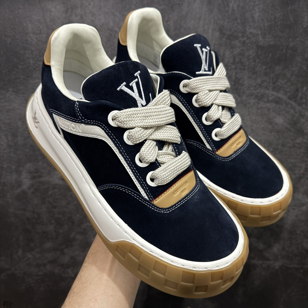 【莞顶礼盒版】LV 路易威登LOUIS VUITTON Tilted Low Sneakers 倾斜系列低帮复古休闲运动文化百搭板鞋 2026早春款板鞋 LV爆款饼干鞋 此版本目前隔日到货（当天报第二天） 市场第一梯队品质 细节正确版 广东原产 升级原楦型开发纸版 厚实抽屉礼品鞋盒及包装说明书防尘布袋物件(附送官方快递加固牛皮纸外盒!!)#采用Monogram 丹宁布鞋面材质#鞋垫嵌入软脚感EVA物料#后跟耐弯折滴塑支撑片#全新开发TPR光泽组合隔色鞋底❗ 尺码：35 36 37 38 39 40 41 42 43 44 45-选品中心