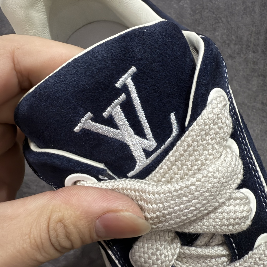 图片[7]-【莞顶礼盒版】LV 路易威登LOUIS VUITTON Tilted Low Sneakers 倾斜系列低帮复古休闲运动文化百搭板鞋 2026早春款板鞋 LV爆款饼干鞋 此版本目前隔日到货（当天报第二天） 市场第一梯队品质 细节正确版 广东原产 升级原楦型开发纸版 厚实抽屉礼品鞋盒及包装说明书防尘布袋物件(附送官方快递加固牛皮纸外盒!!)#采用Monogram 丹宁布鞋面材质#鞋垫嵌入软脚感EVA物料#后跟耐弯折滴塑支撑片#全新开发TPR光泽组合隔色鞋底❗ 尺码：35 36 37 38 39 40 41 42 43 44 45-选品中心