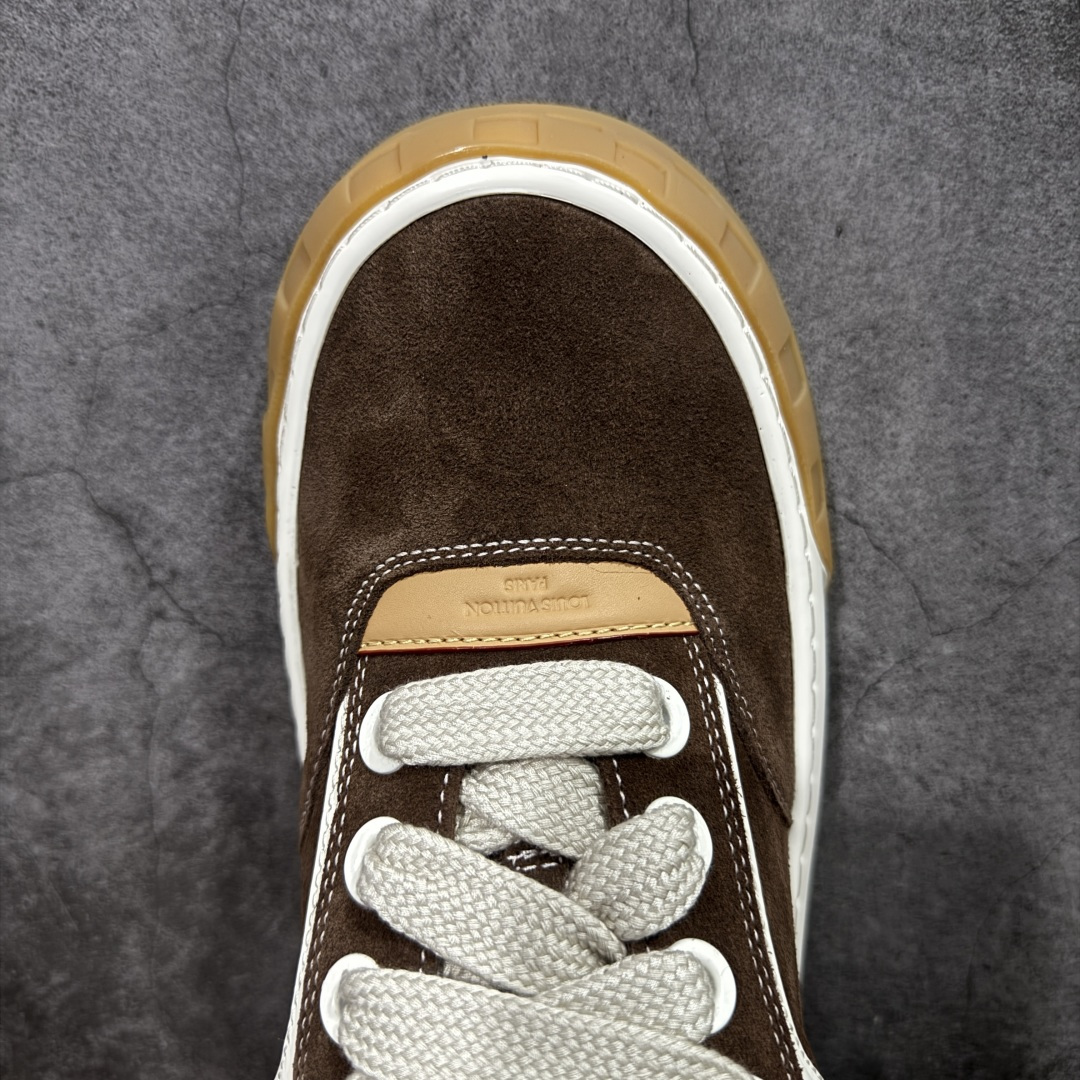 图片[5]-【莞顶礼盒版】LV 路易威登LOUIS VUITTON Tilted Low Sneakers 倾斜系列低帮复古休闲运动文化百搭板鞋 2026早春款板鞋 LV爆款饼干鞋 此版本目前隔日到货（当天报第二天） 市场第一梯队品质 细节正确版 广东原产 升级原楦型开发纸版 厚实抽屉礼品鞋盒及包装说明书防尘布袋物件(附送官方快递加固牛皮纸外盒!!)#采用Monogram 丹宁布鞋面材质#鞋垫嵌入软脚感EVA物料#后跟耐弯折滴塑支撑片#全新开发TPR光泽组合隔色鞋底❗ 尺码：35 36 37 38 39 40 41 42 43 44 45-选品中心