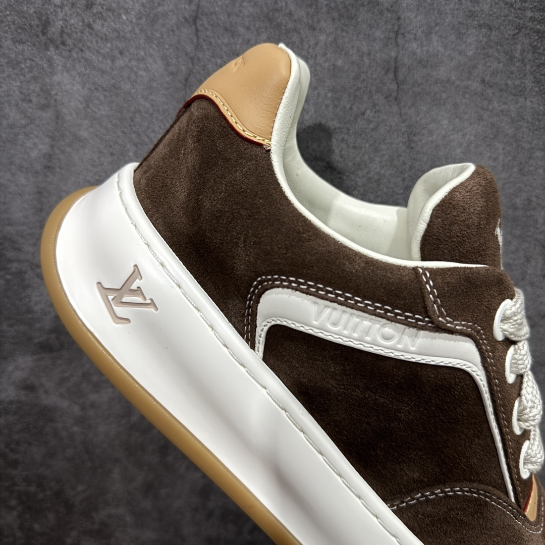 图片[7]-【莞顶礼盒版】LV 路易威登LOUIS VUITTON Tilted Low Sneakers 倾斜系列低帮复古休闲运动文化百搭板鞋 2026早春款板鞋 LV爆款饼干鞋 此版本目前隔日到货（当天报第二天） 市场第一梯队品质 细节正确版 广东原产 升级原楦型开发纸版 厚实抽屉礼品鞋盒及包装说明书防尘布袋物件(附送官方快递加固牛皮纸外盒!!)#采用Monogram 丹宁布鞋面材质#鞋垫嵌入软脚感EVA物料#后跟耐弯折滴塑支撑片#全新开发TPR光泽组合隔色鞋底❗ 尺码：35 36 37 38 39 40 41 42 43 44 45-选品中心