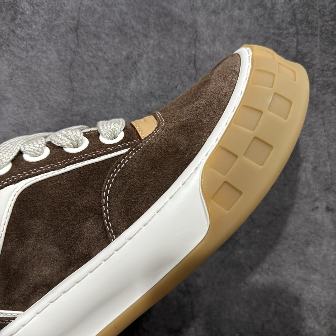 图片[6]-【莞顶礼盒版】LV 路易威登LOUIS VUITTON Tilted Low Sneakers 倾斜系列低帮复古休闲运动文化百搭板鞋 2026早春款板鞋 LV爆款饼干鞋 此版本目前隔日到货（当天报第二天） 市场第一梯队品质 细节正确版 广东原产 升级原楦型开发纸版 厚实抽屉礼品鞋盒及包装说明书防尘布袋物件(附送官方快递加固牛皮纸外盒!!)#采用Monogram 丹宁布鞋面材质#鞋垫嵌入软脚感EVA物料#后跟耐弯折滴塑支撑片#全新开发TPR光泽组合隔色鞋底❗ 尺码：35 36 37 38 39 40 41 42 43 44 45-选品中心
