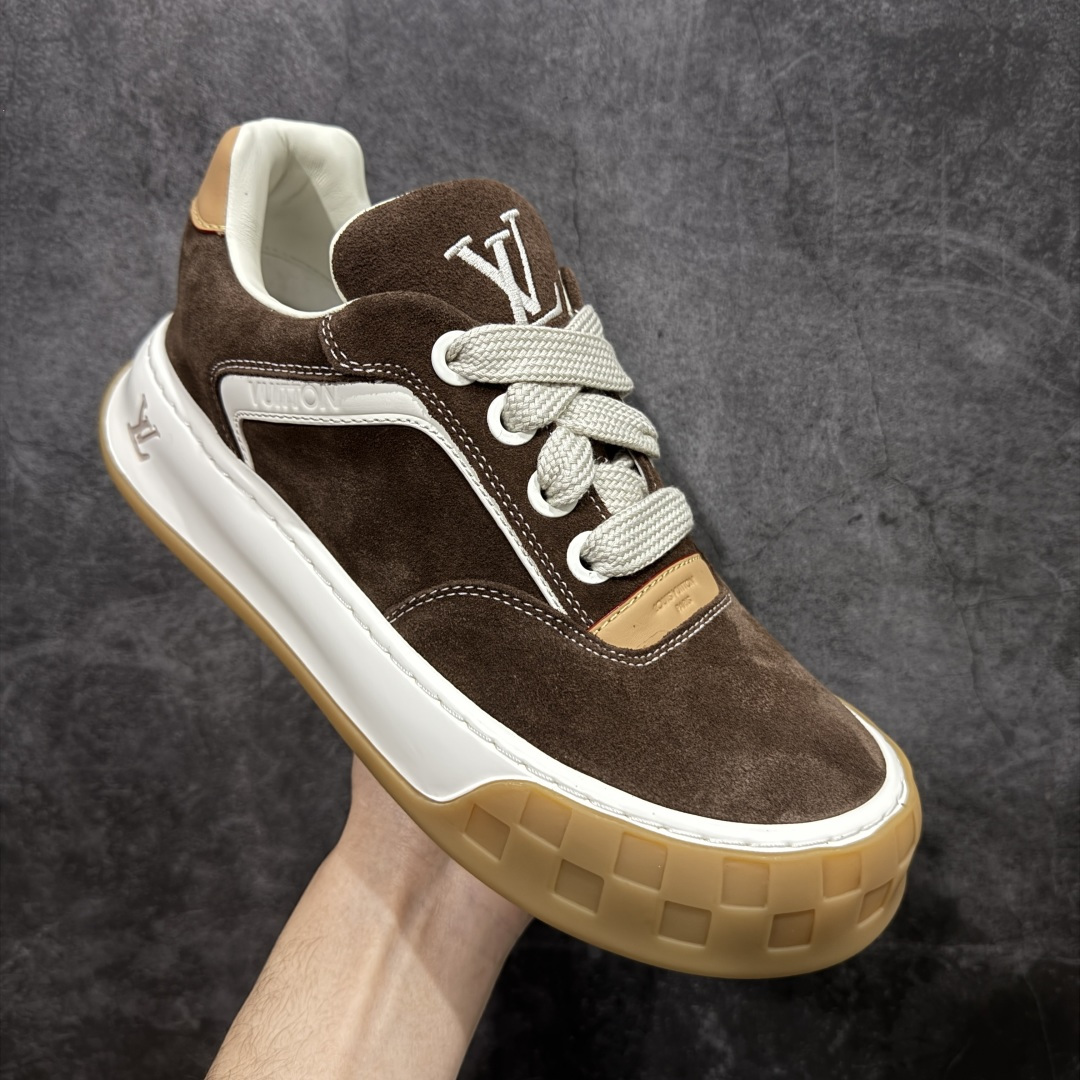 图片[3]-【莞顶礼盒版】LV 路易威登LOUIS VUITTON Tilted Low Sneakers 倾斜系列低帮复古休闲运动文化百搭板鞋 2026早春款板鞋 LV爆款饼干鞋 此版本目前隔日到货（当天报第二天） 市场第一梯队品质 细节正确版 广东原产 升级原楦型开发纸版 厚实抽屉礼品鞋盒及包装说明书防尘布袋物件(附送官方快递加固牛皮纸外盒!!)#采用Monogram 丹宁布鞋面材质#鞋垫嵌入软脚感EVA物料#后跟耐弯折滴塑支撑片#全新开发TPR光泽组合隔色鞋底❗ 尺码：35 36 37 38 39 40 41 42 43 44 45-选品中心